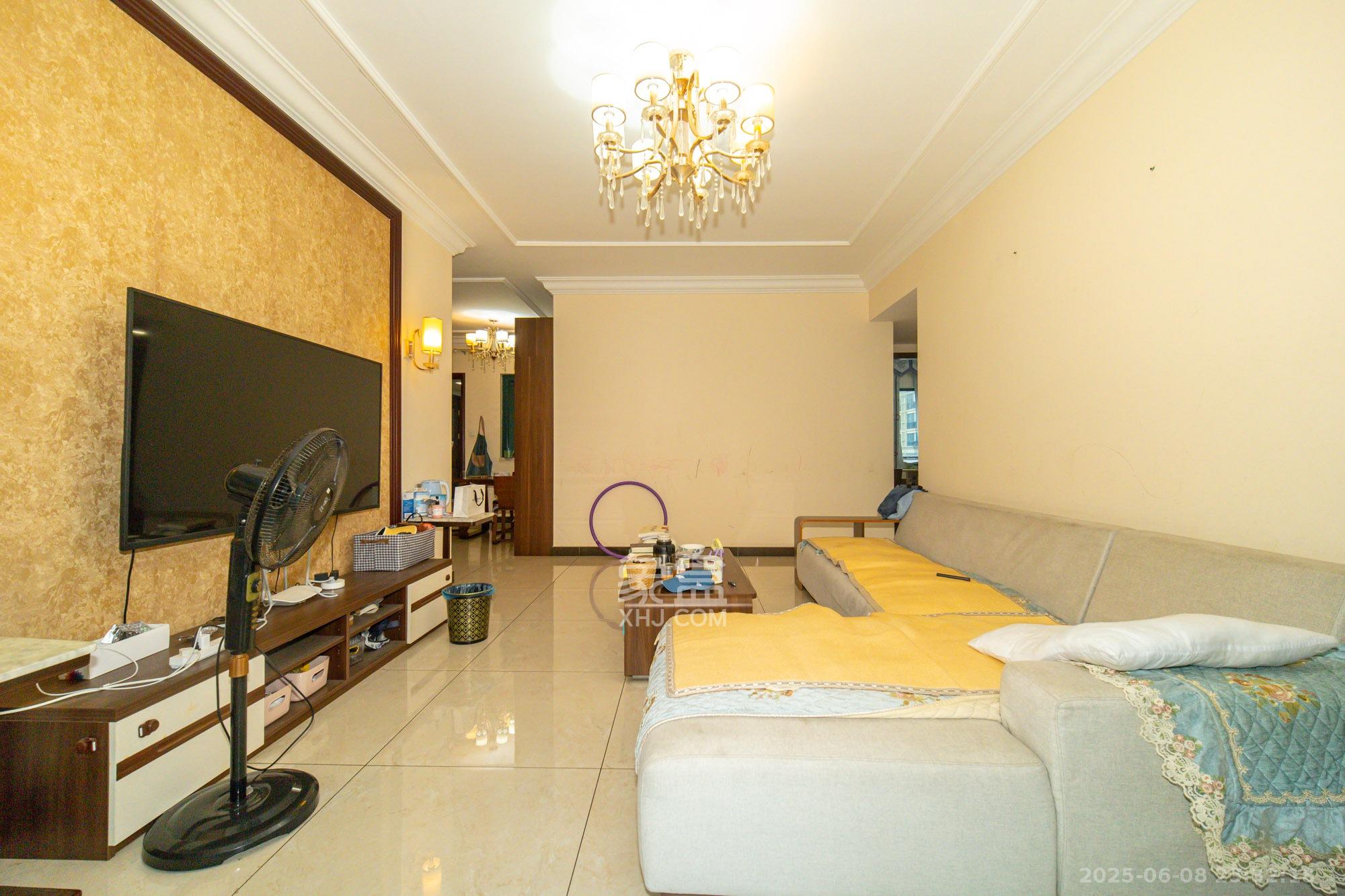 恒大翡翠华庭  3室1厅2卫    108.0万 恒大翡翠华庭  3室1厅2卫    108.0万客厅