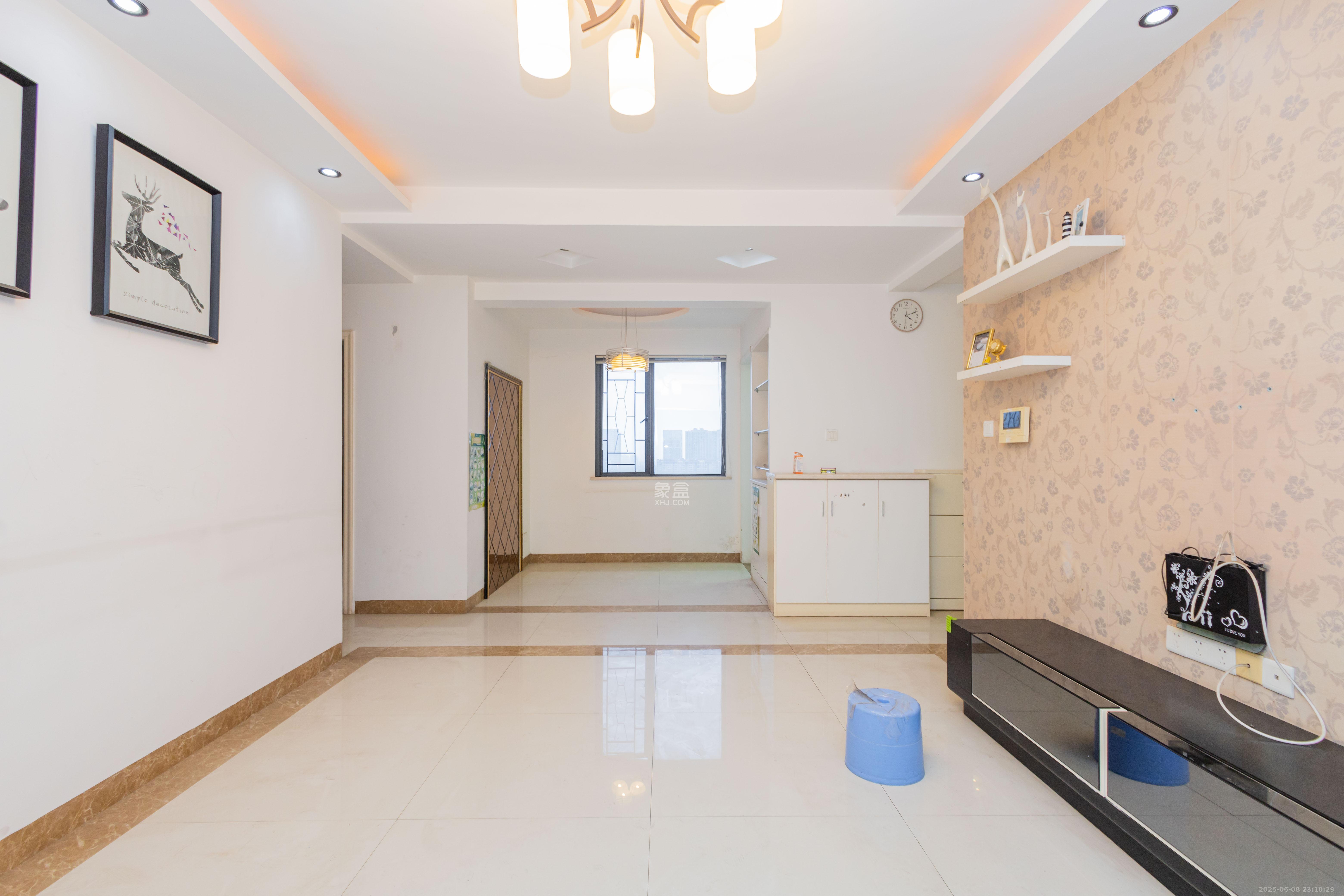 中国铁建国际城一期 3室2厅1卫 43.8万 中国铁建国际城一期 3室2厅1卫 43.8万客厅