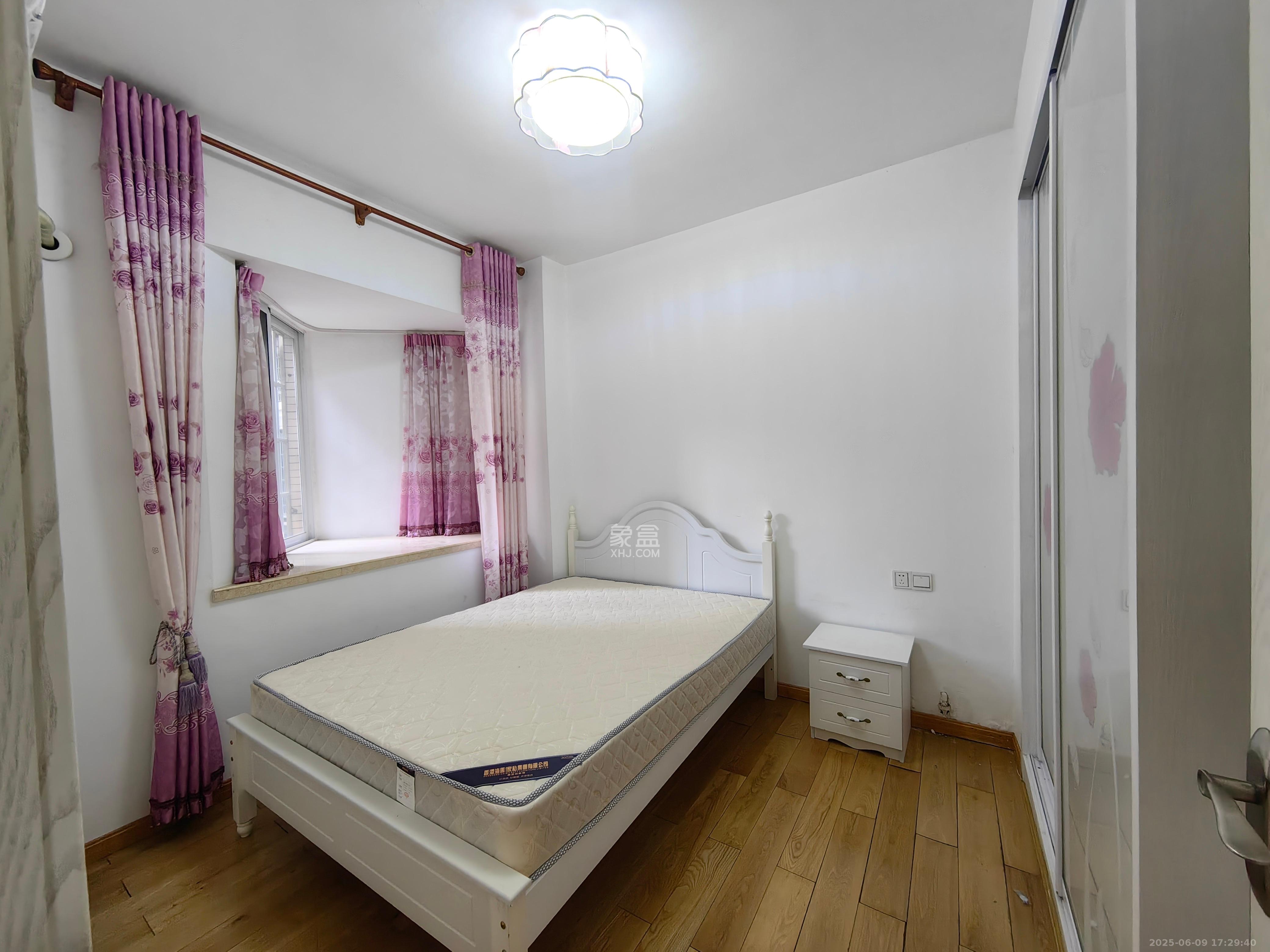 城市山水豪园(山水城市风景) 1室2厅1卫 2400.0元/月 城市山水豪园(山水城市风景) 1室2厅1卫 2400.0元/月室内图