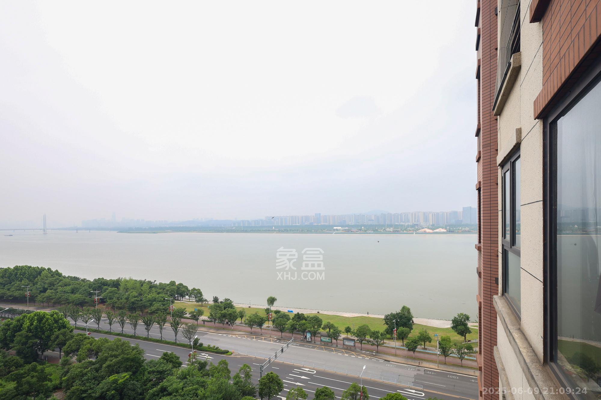 绿地海外滩一期  3室2厅2卫   82.00万其他