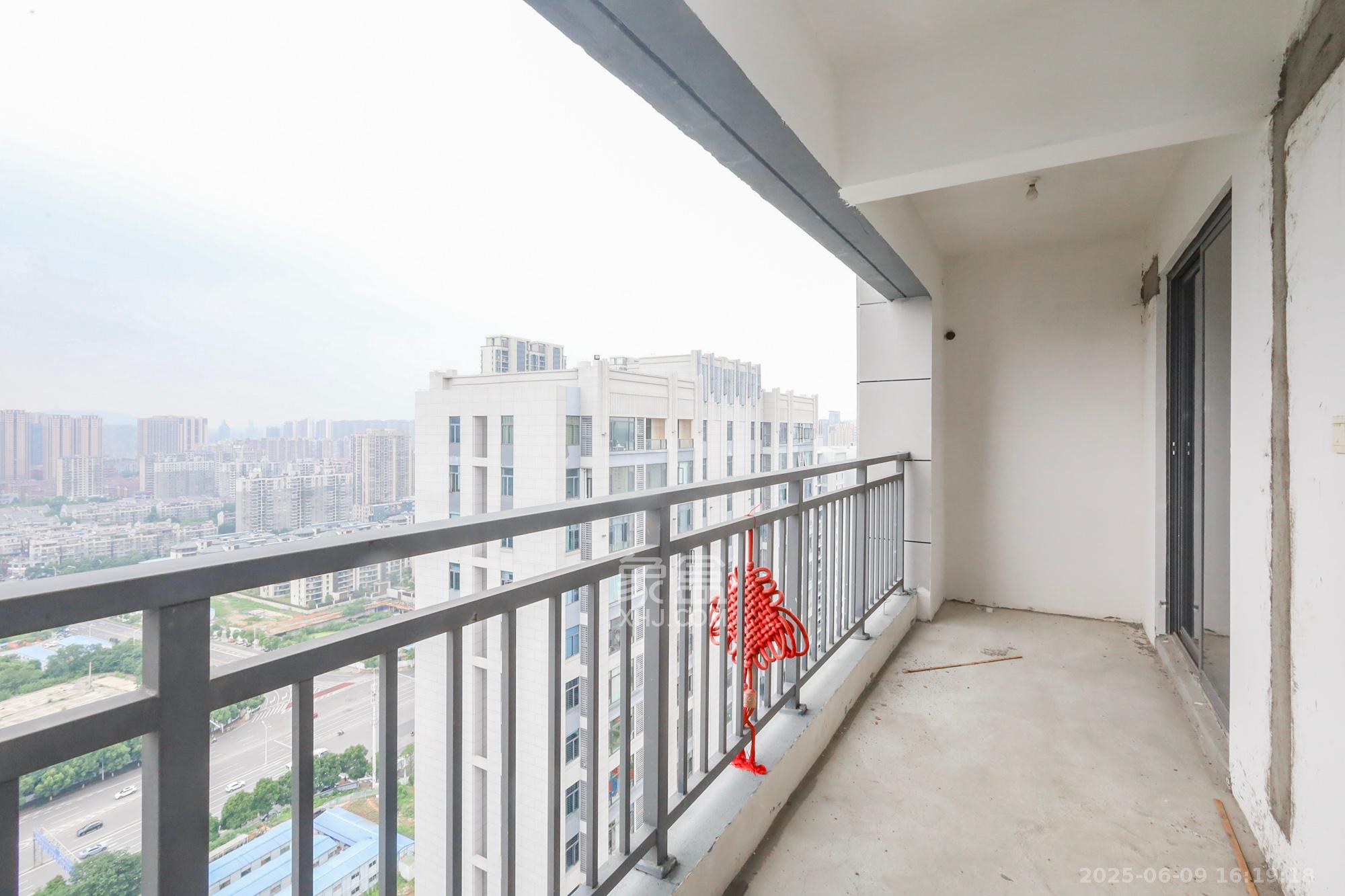 诺德滨江逸园（中铁逸园）  4室2厅2卫   152.80万阳台