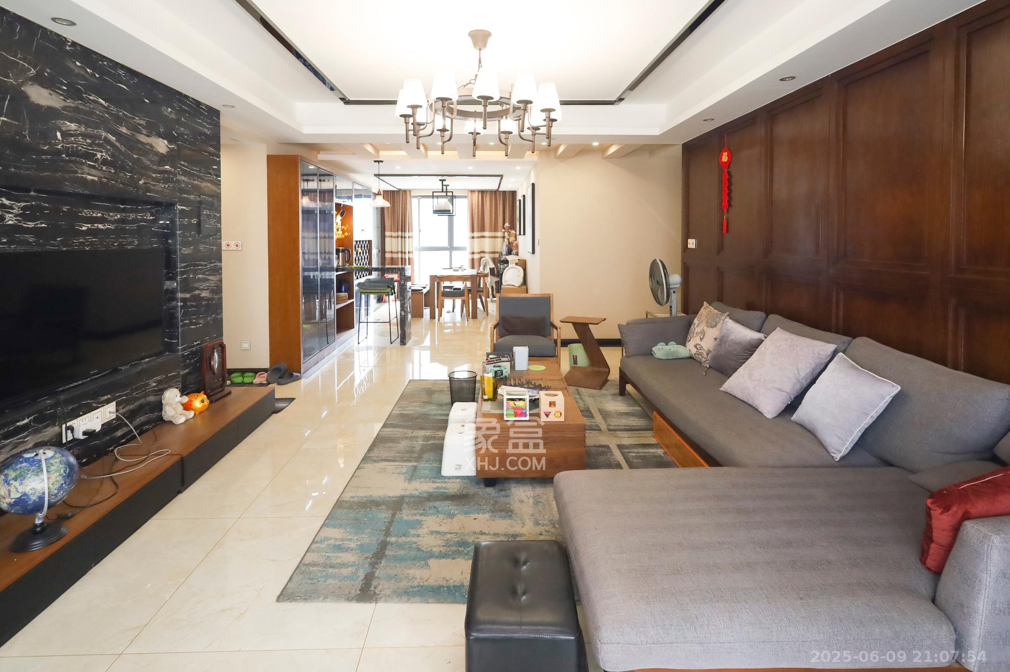 秀峰景园(领秀峰) 3室2厅2卫 110.0万 秀峰景园(领秀峰) 3室2厅2卫 110.0万客厅