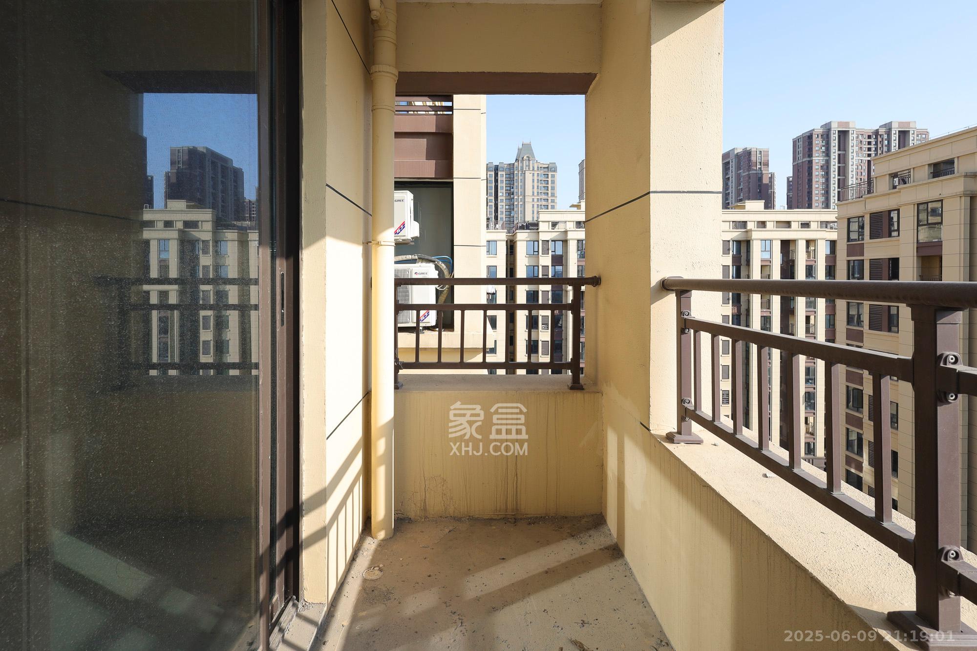绿地海外滩二期  3室2厅1卫   55.00万阳台