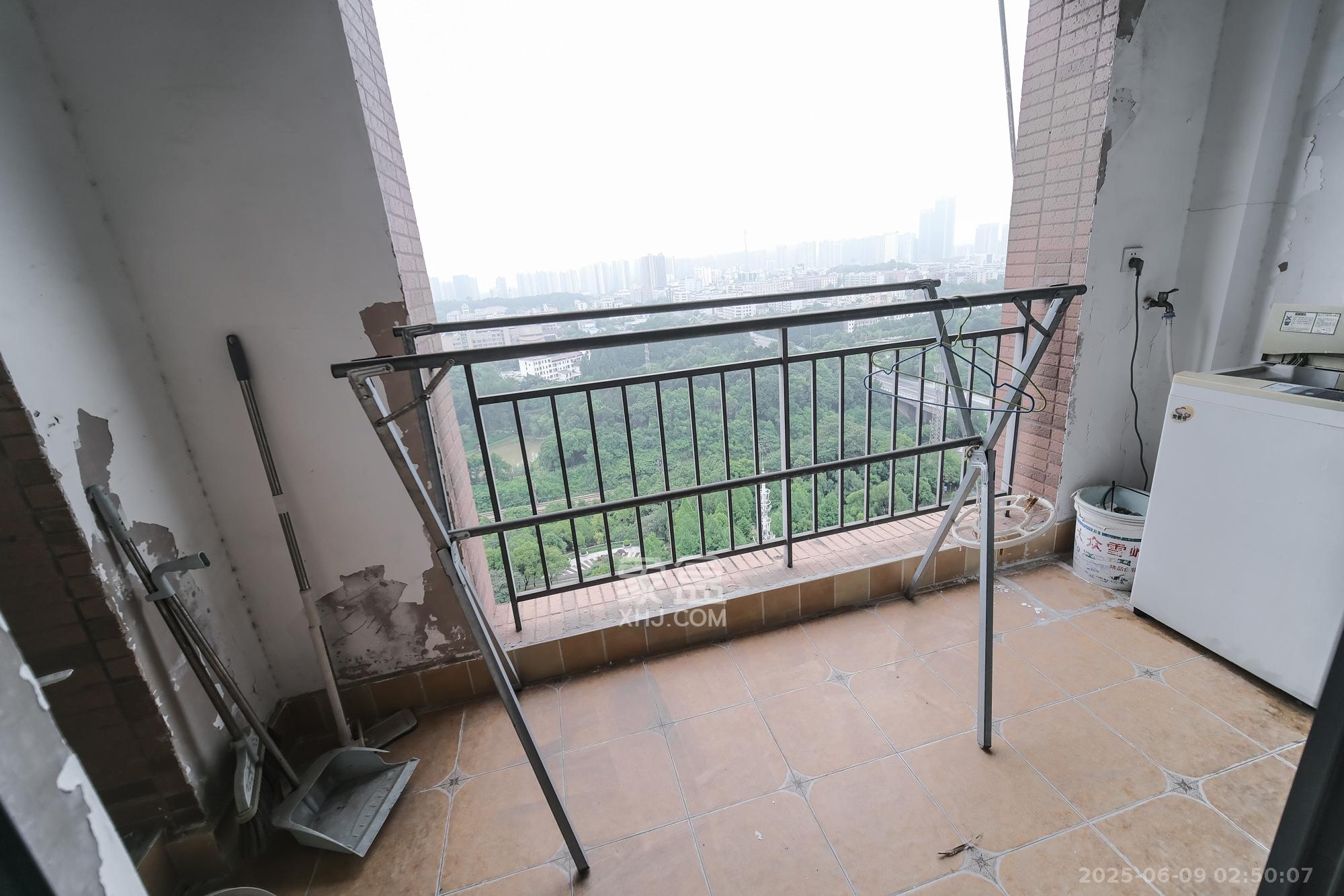 三一街区  3室2厅2卫   90.00万阳台