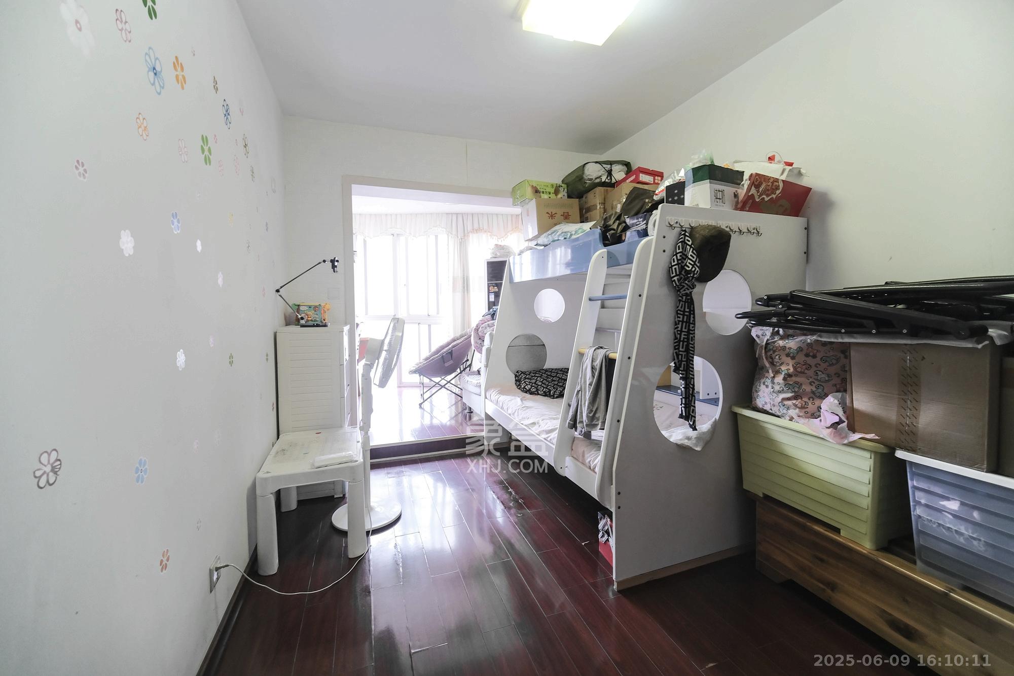 世景华庭  3室2厅2卫   76.00万卧室