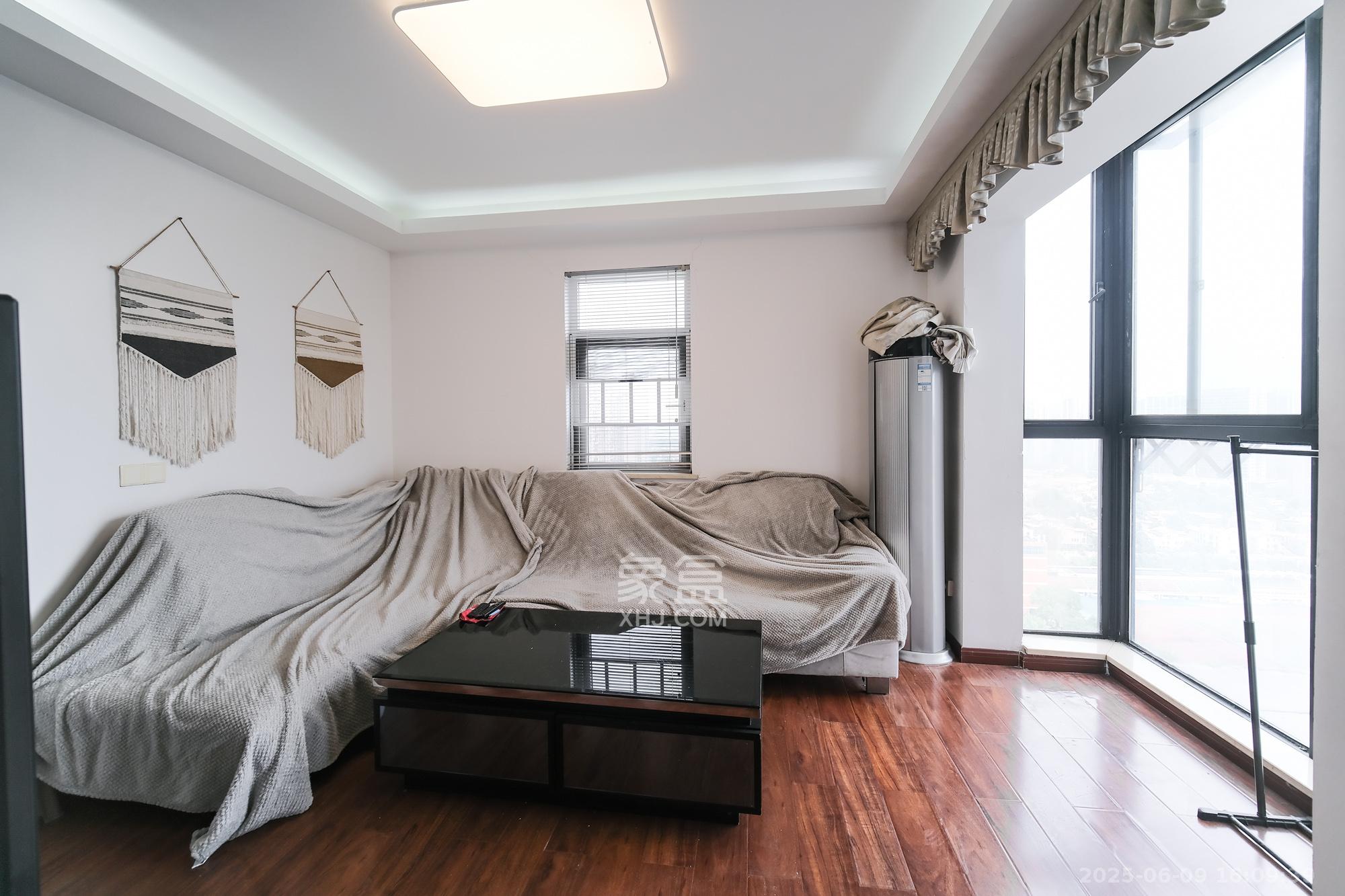 郡原居里  3室2厅3卫    63.0万 郡原居里  3室2厅3卫    63.0万客厅