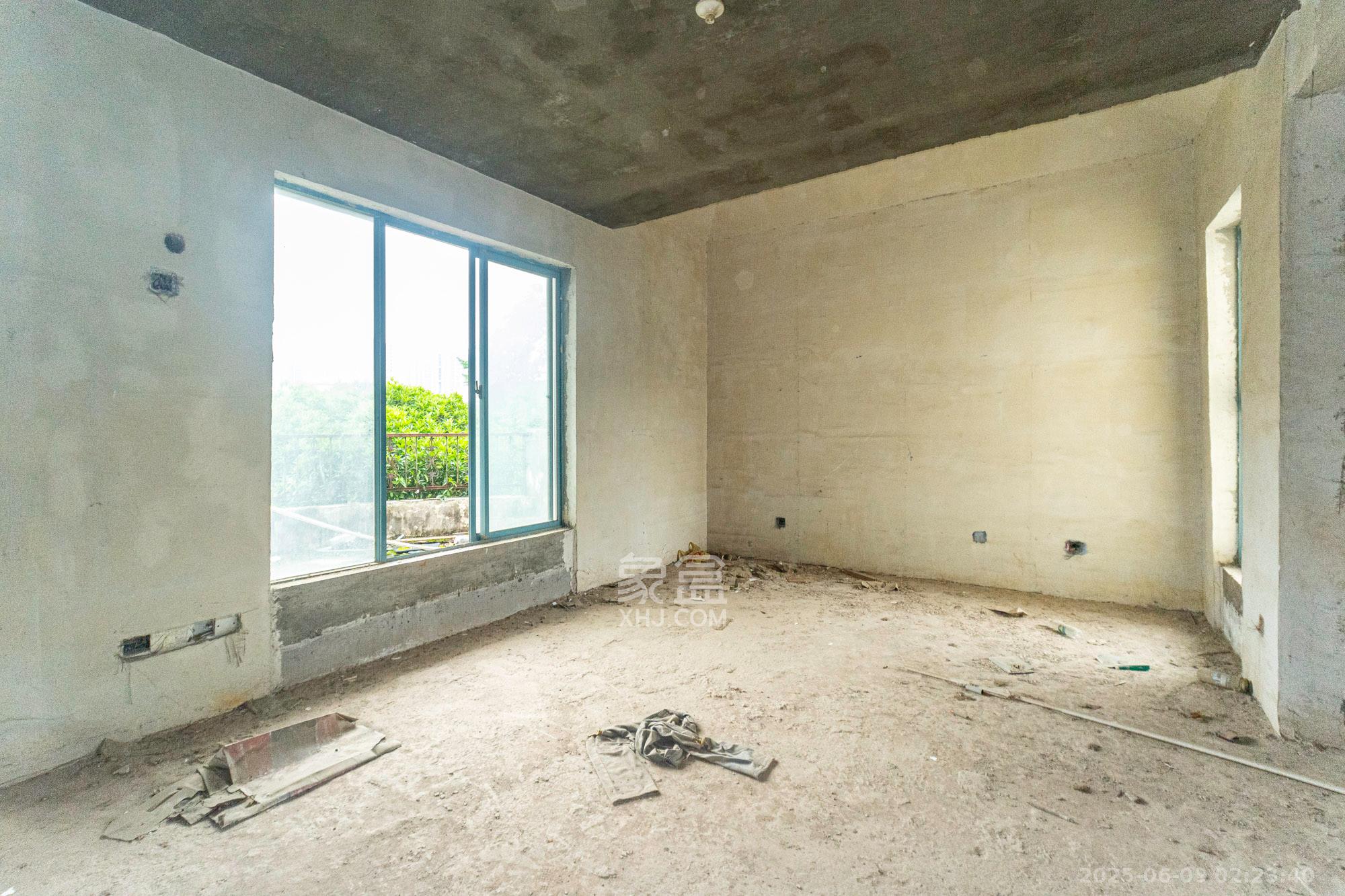 湘龙家园  6室2厅3卫    528.0万 湘龙家园  6室2厅3卫    528.0万客厅