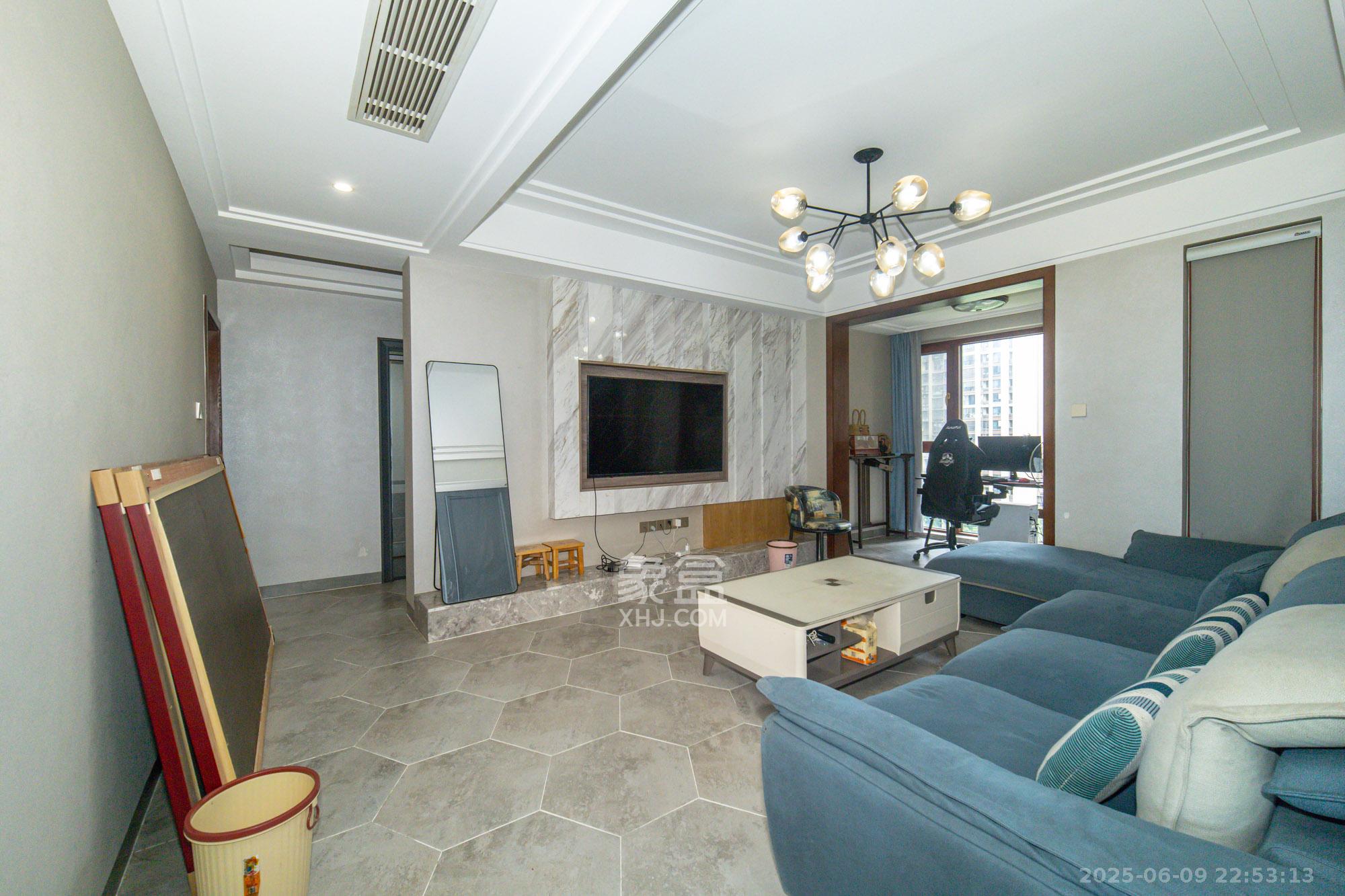 国泰九龙湾  4室2厅2卫    148.0万客厅