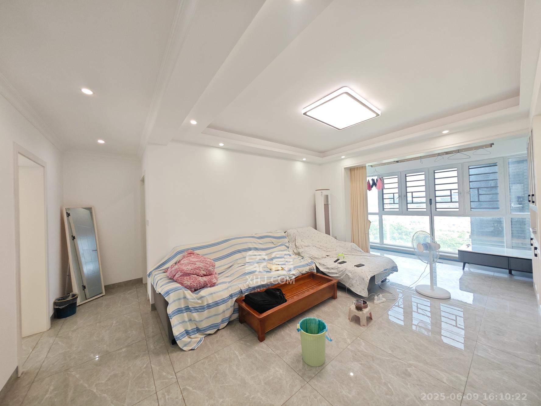 中建嘉和城  3室2厅2卫   98.00万客厅