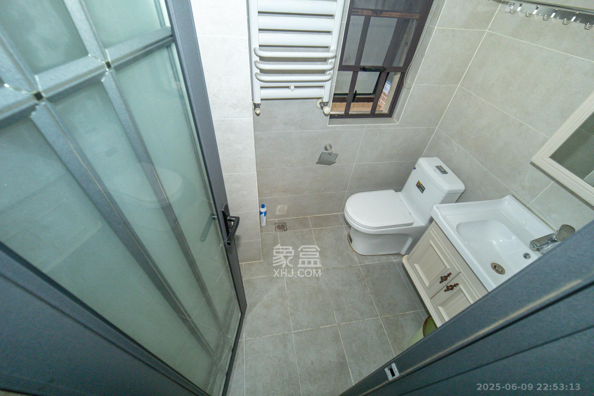 国泰九龙湾  4室2厅2卫    148.0万卫生间