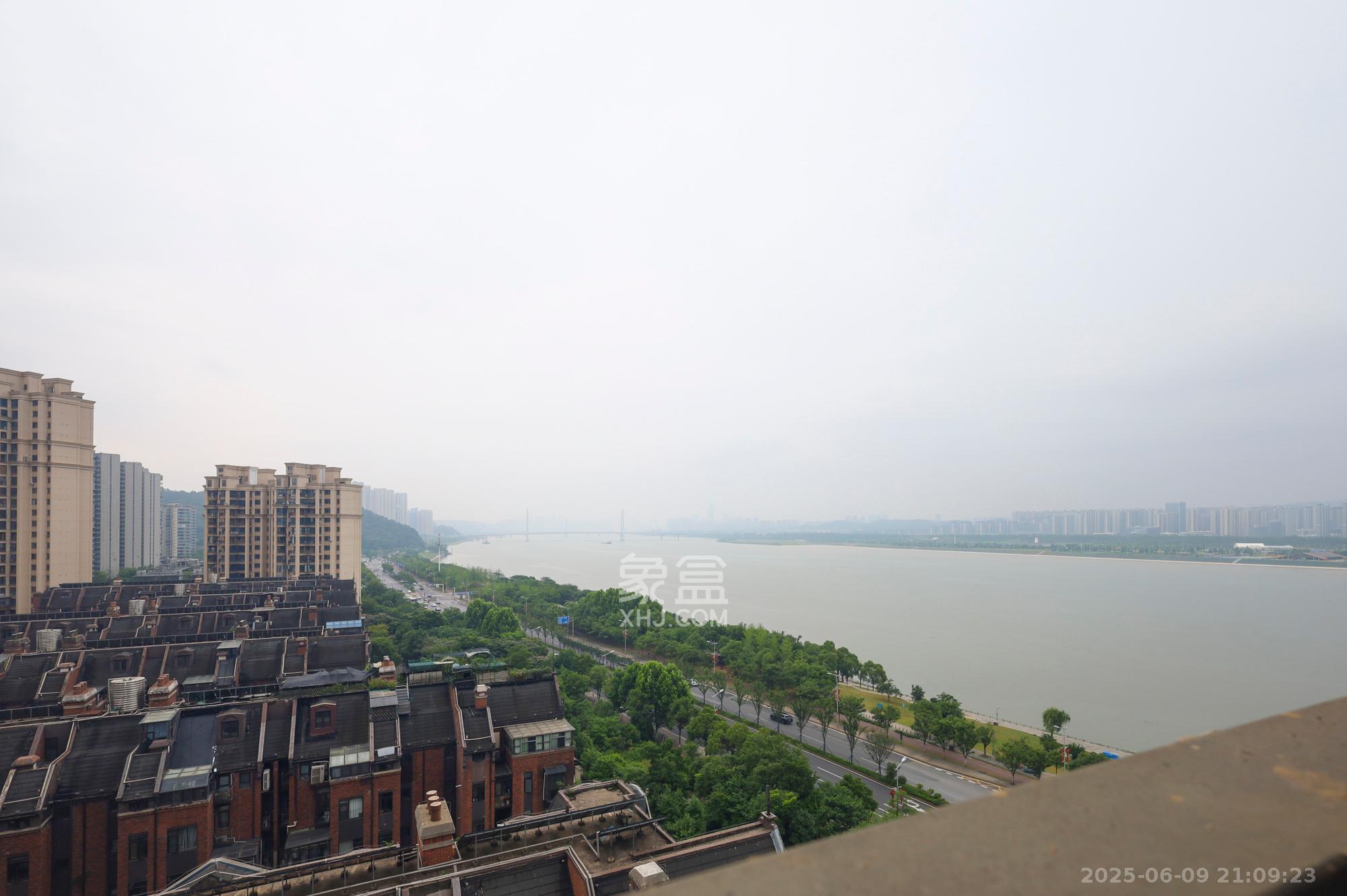 绿地海外滩一期  3室2厅2卫   82.00万其他