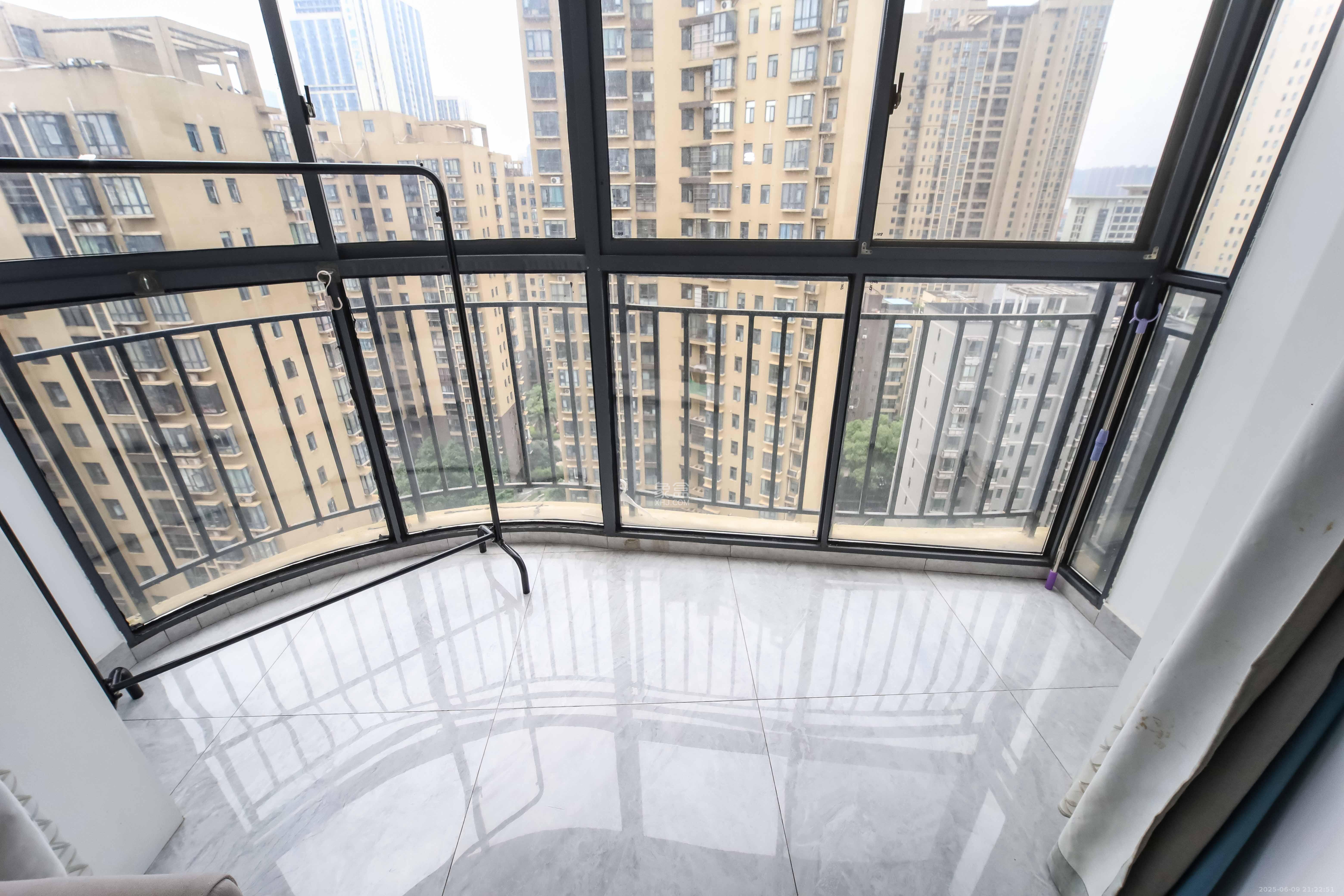 泊爱蓝湾  2室2厅1卫    84.0万阳台