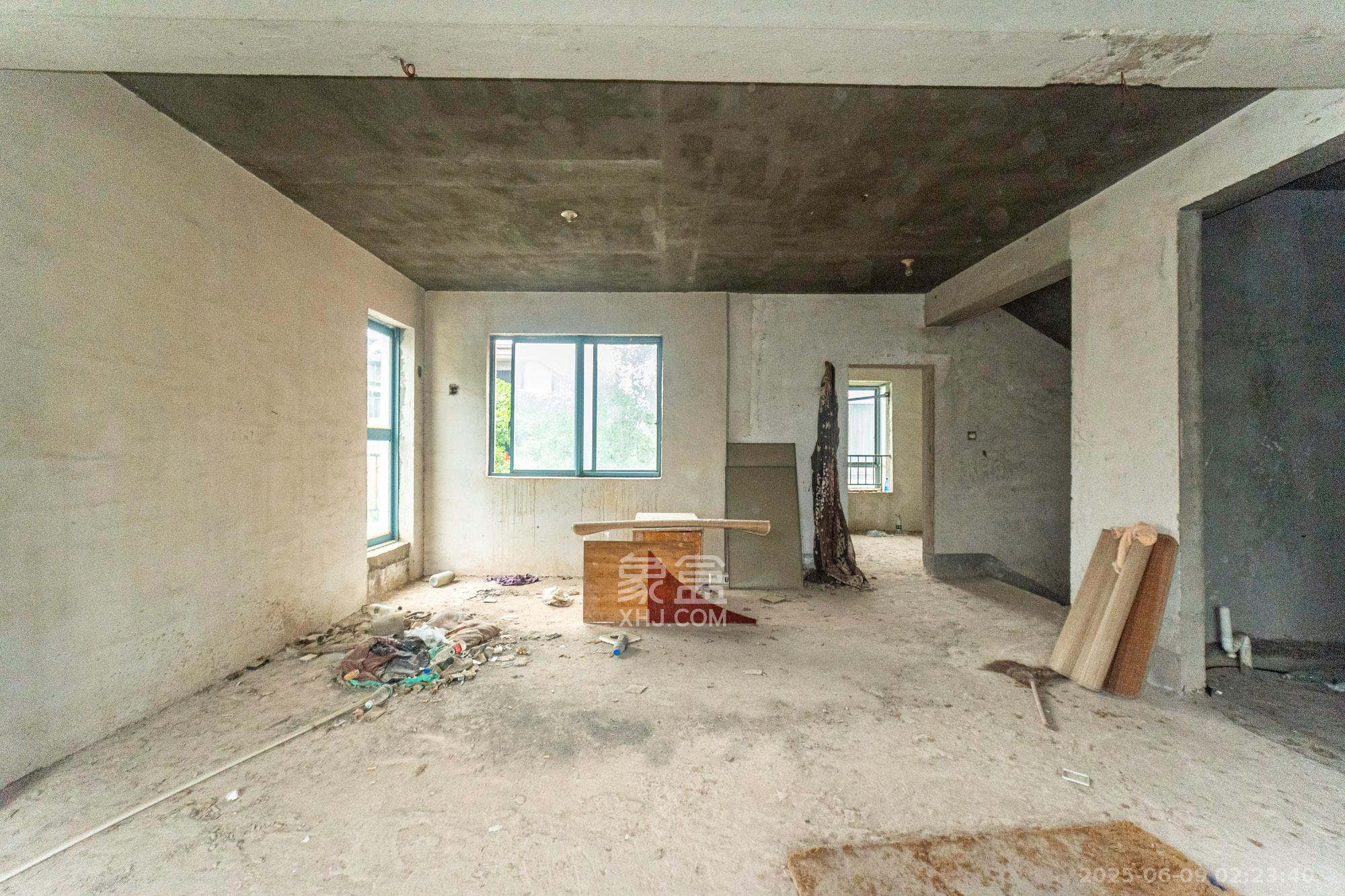 湘龙家园  6室2厅3卫    528.0万 湘龙家园  6室2厅3卫    528.0万客厅