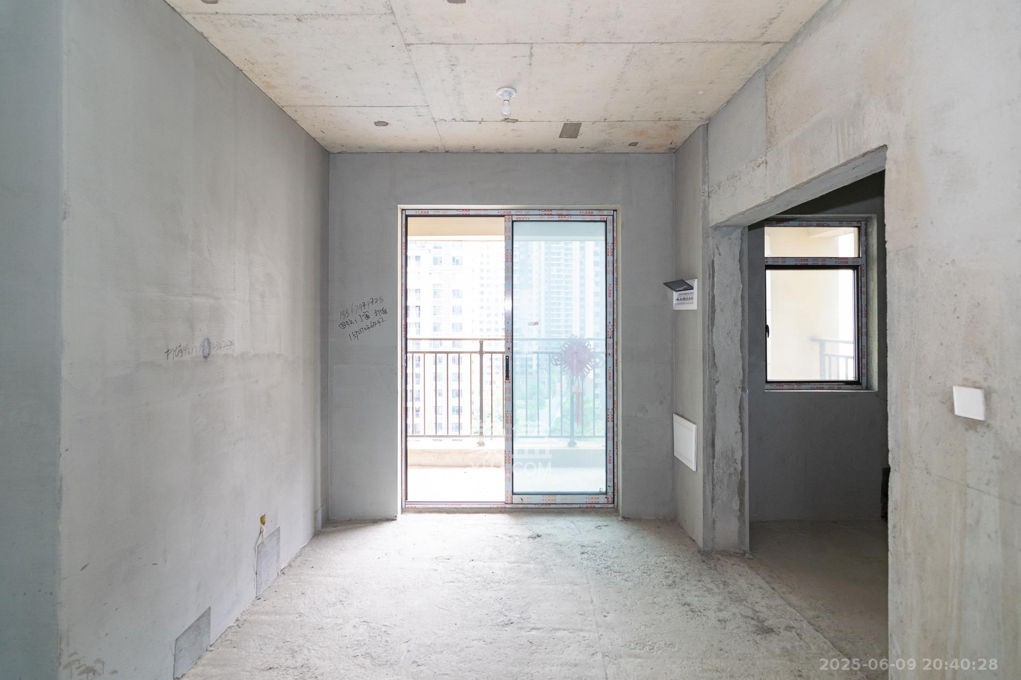 大汉汉府一期  4室2厅2卫    87.0万客厅