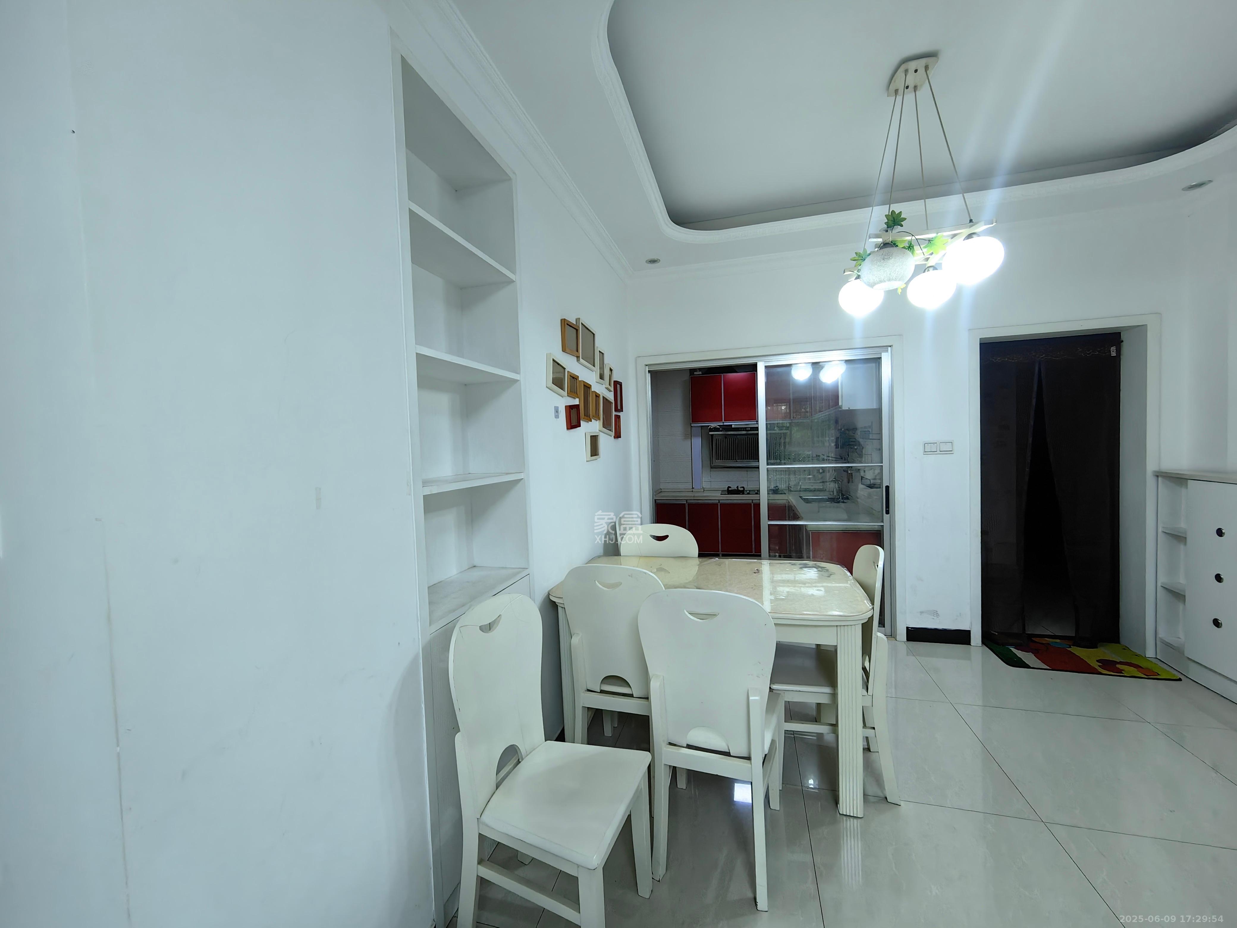 城市山水豪园(山水城市风景) 1室2厅1卫 2400.0元/月 城市山水豪园(山水城市风景) 1室2厅1卫 2400.0元/月室内图