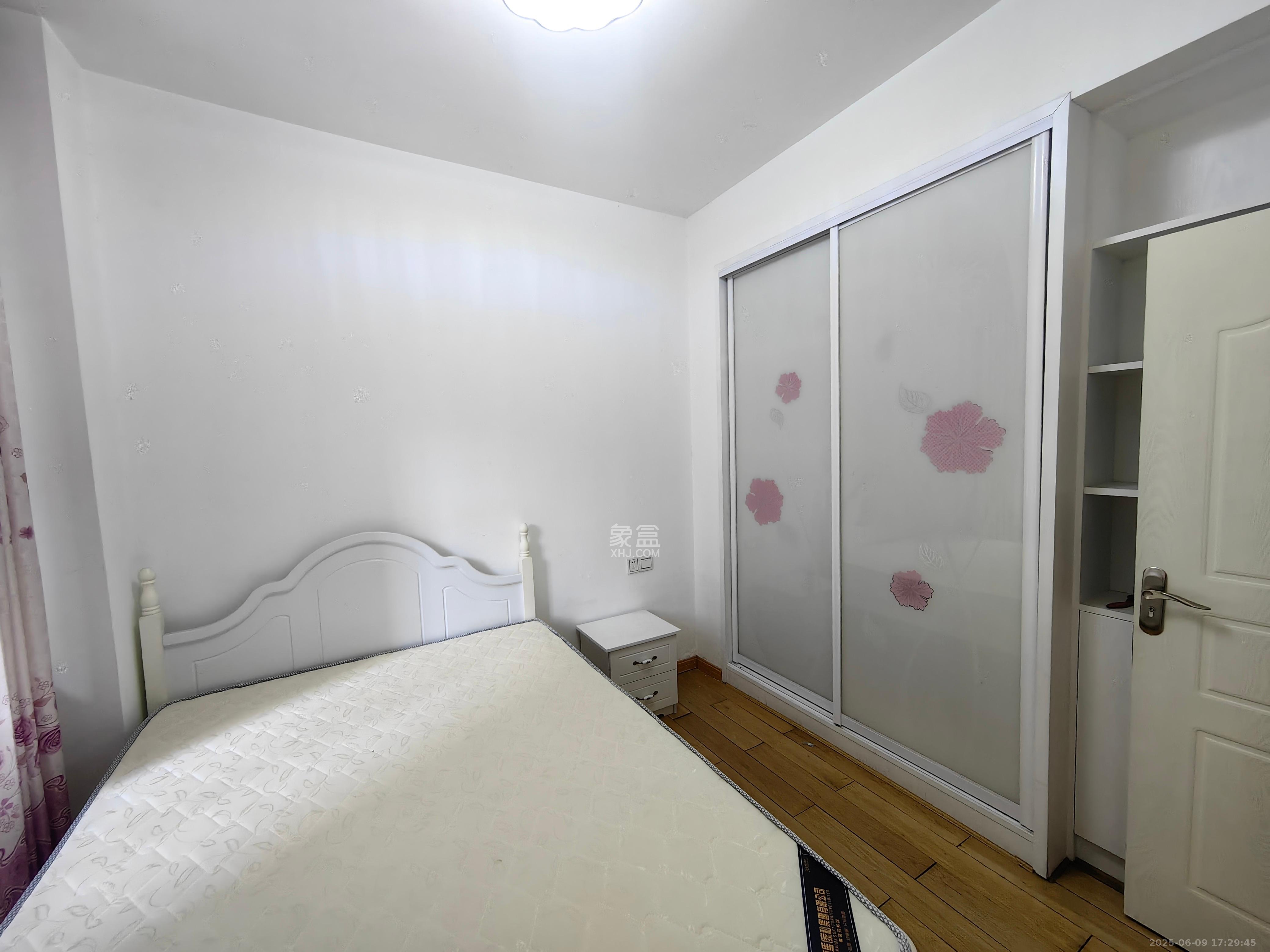 城市山水豪园(山水城市风景) 1室2厅1卫 2400.0元/月 城市山水豪园(山水城市风景) 1室2厅1卫 2400.0元/月室内图