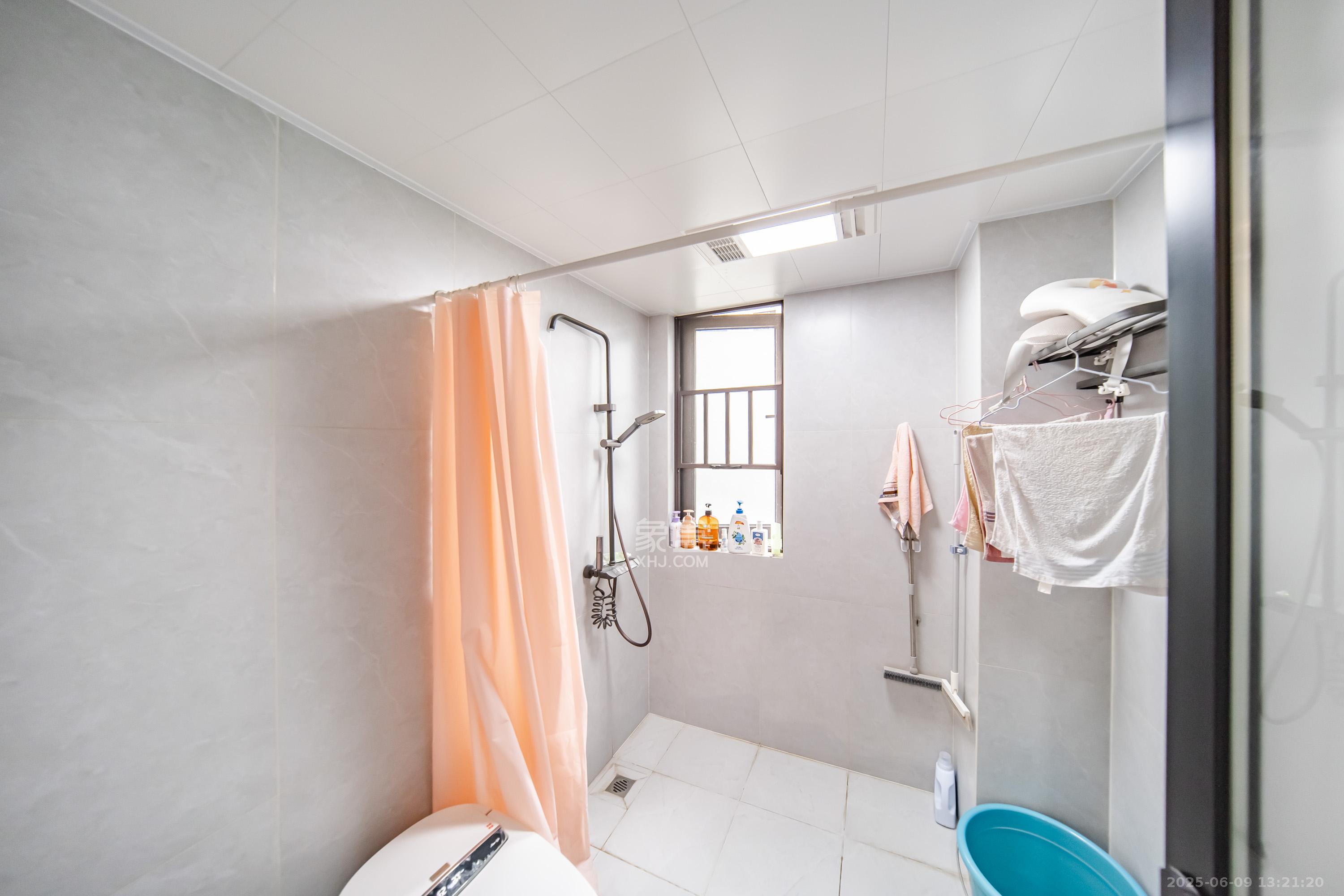 城发恒伟星雅韵(恒伟星辉苑) 4室2厅2卫 172.0万 城发恒伟星雅韵(恒伟星辉苑) 4室2厅2卫 172.0万卫生间