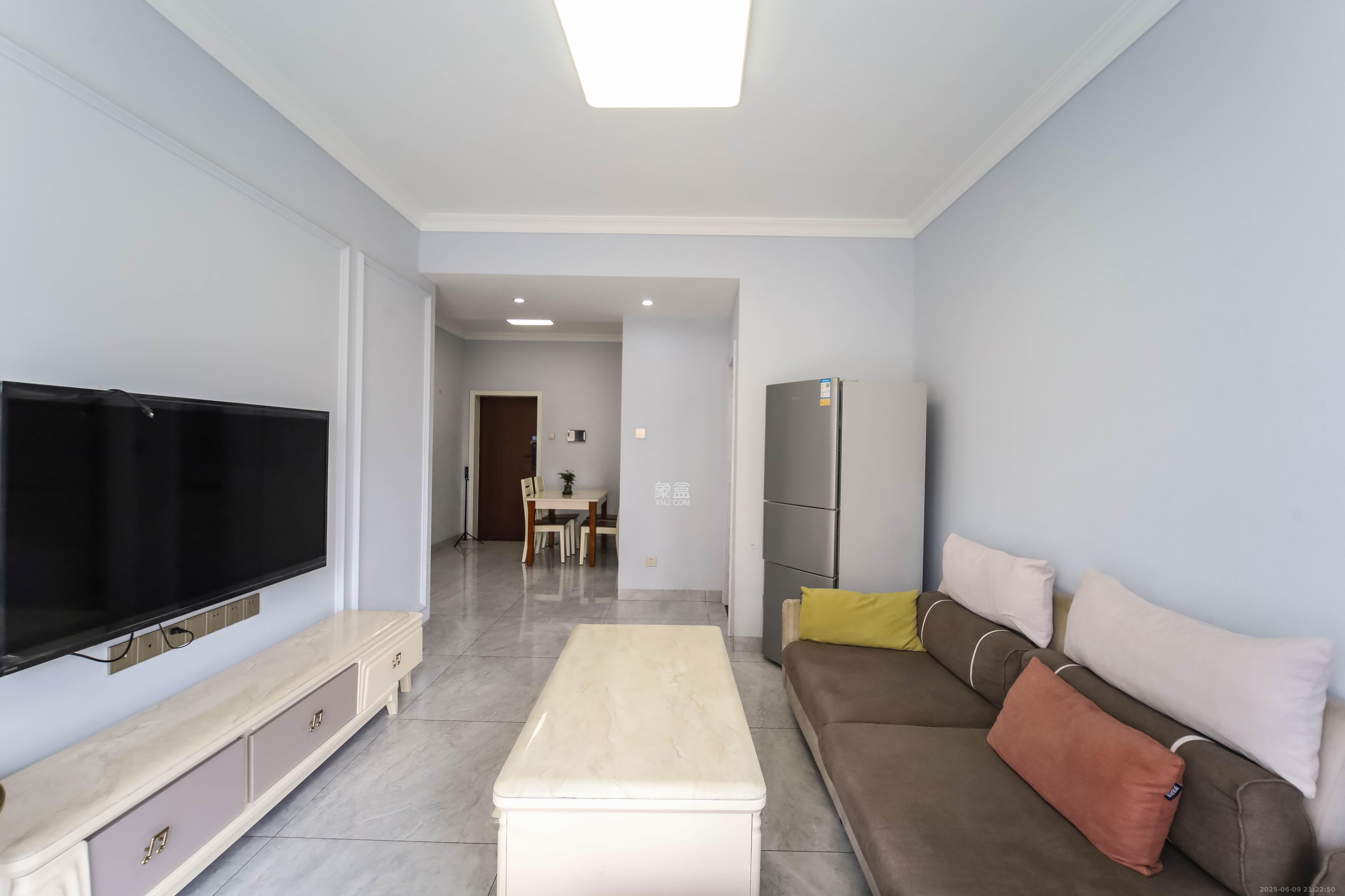 泊爱蓝湾  2室2厅1卫    84.0万客厅