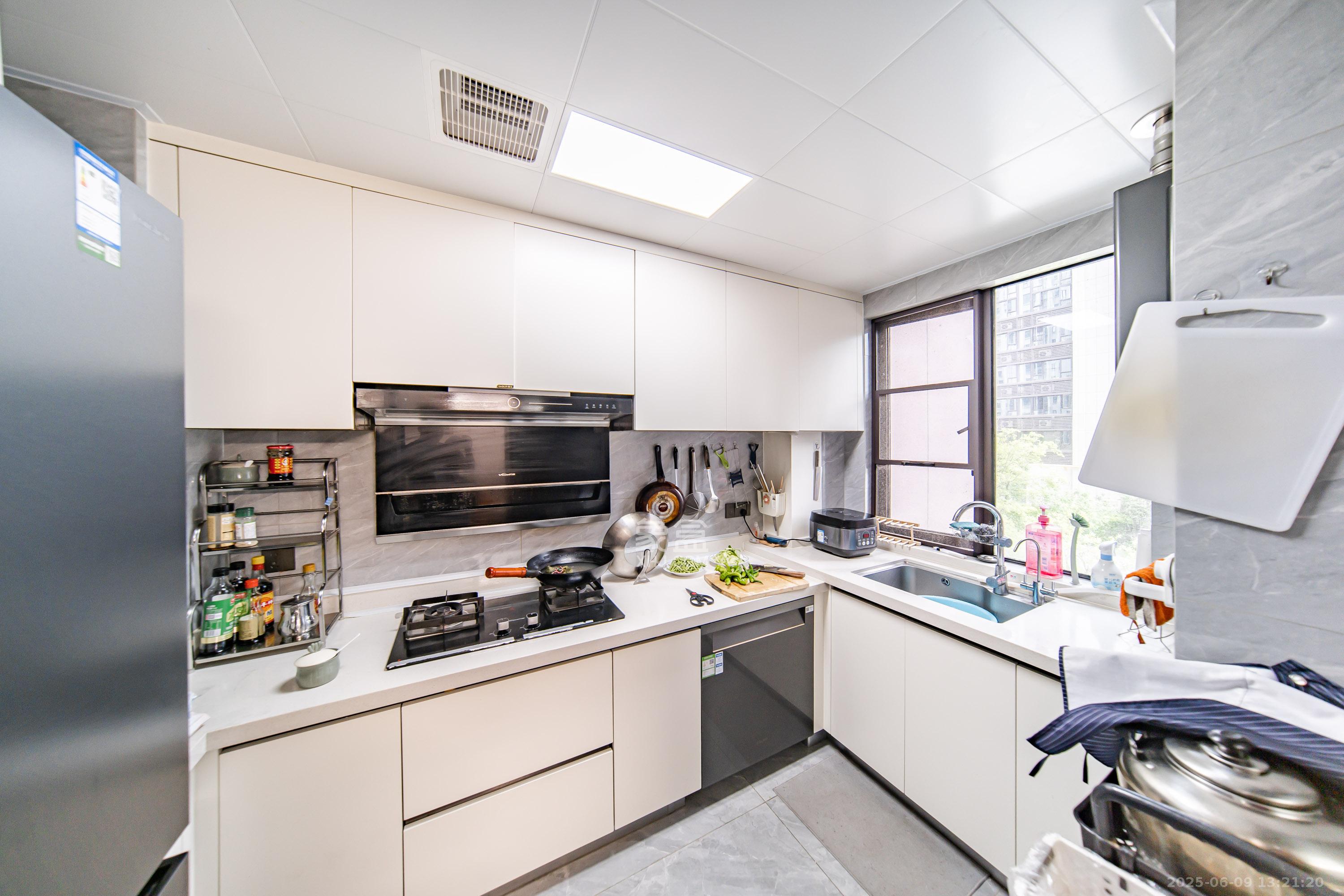 城发恒伟星雅韵(恒伟星辉苑) 4室2厅2卫 172.0万 城发恒伟星雅韵(恒伟星辉苑) 4室2厅2卫 172.0万厨房