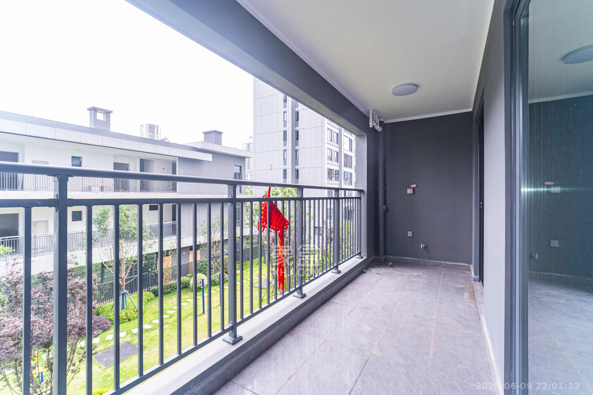 万科松湖天地 3室2厅2卫 137.0万 万科松湖天地 3室2厅2卫 137.0万阳台