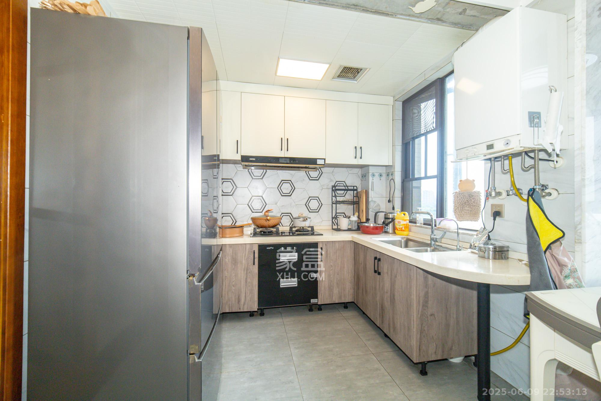 国泰九龙湾  4室2厅2卫    148.0万厨房