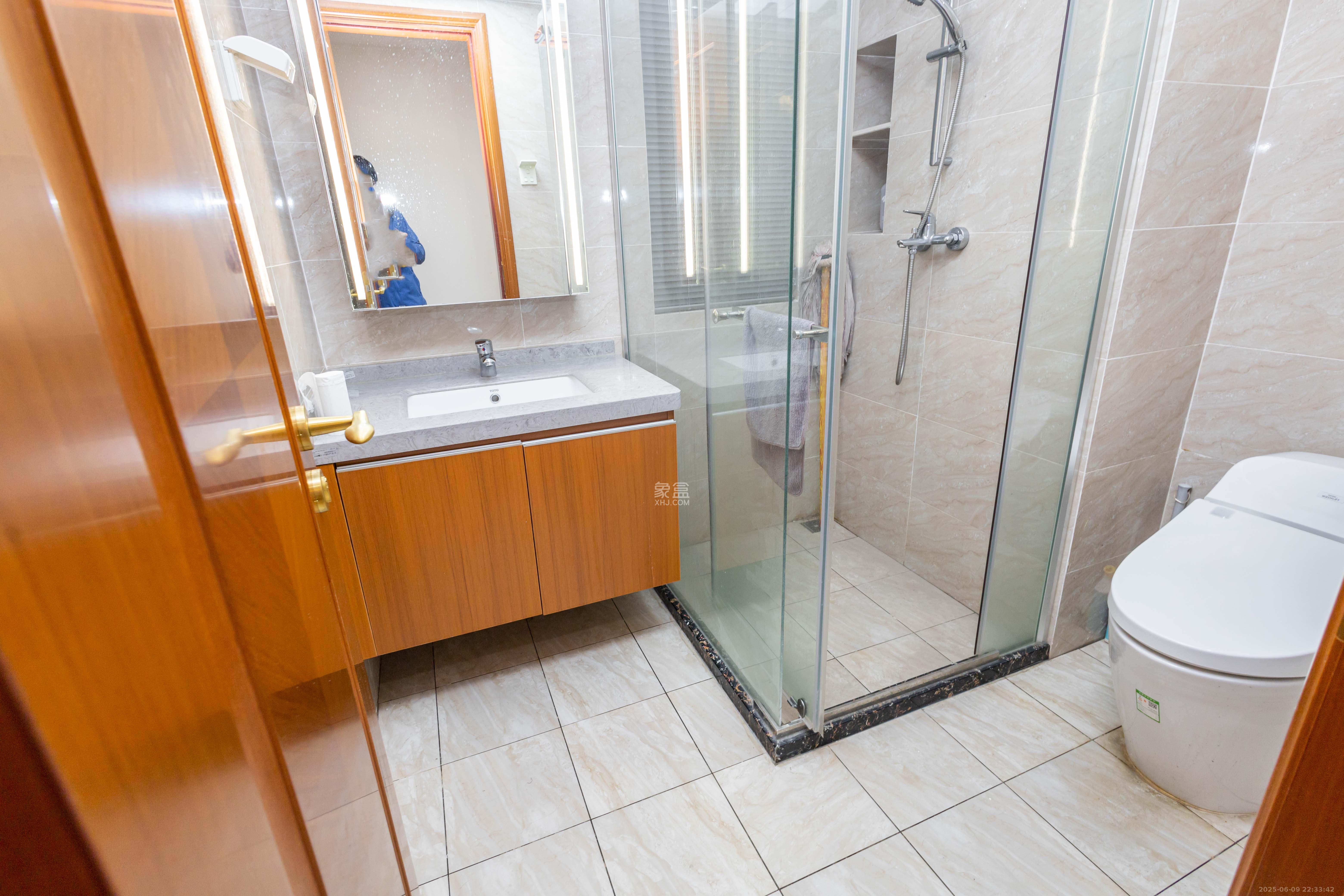 恒大江湾 3室2厅1卫 99.8万 恒大江湾 3室2厅1卫 99.8万卫生间