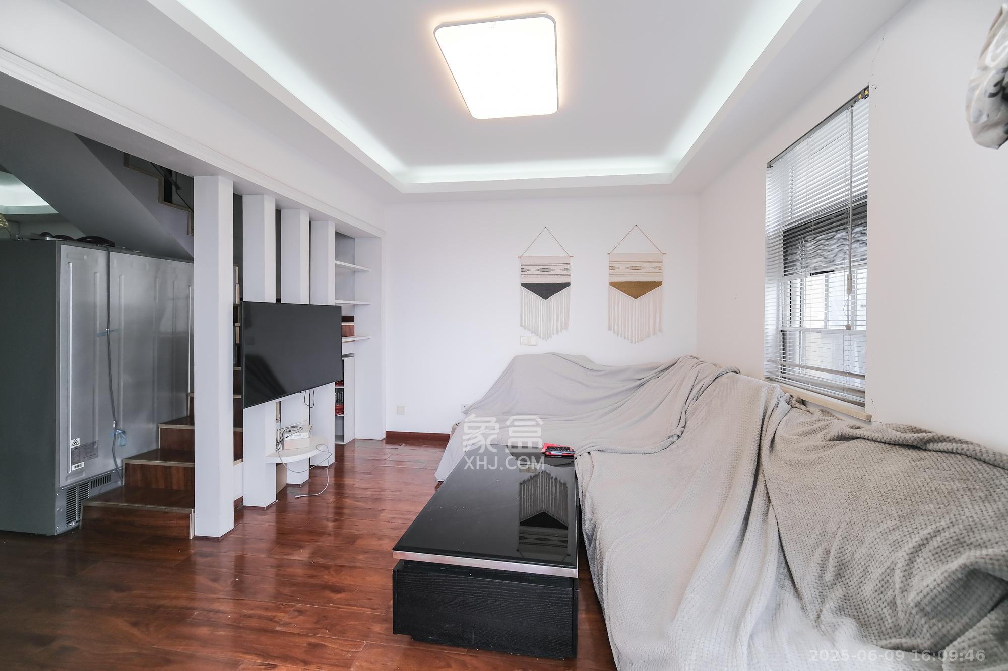 郡原居里  3室2厅3卫    63.0万 郡原居里  3室2厅3卫    63.0万客厅