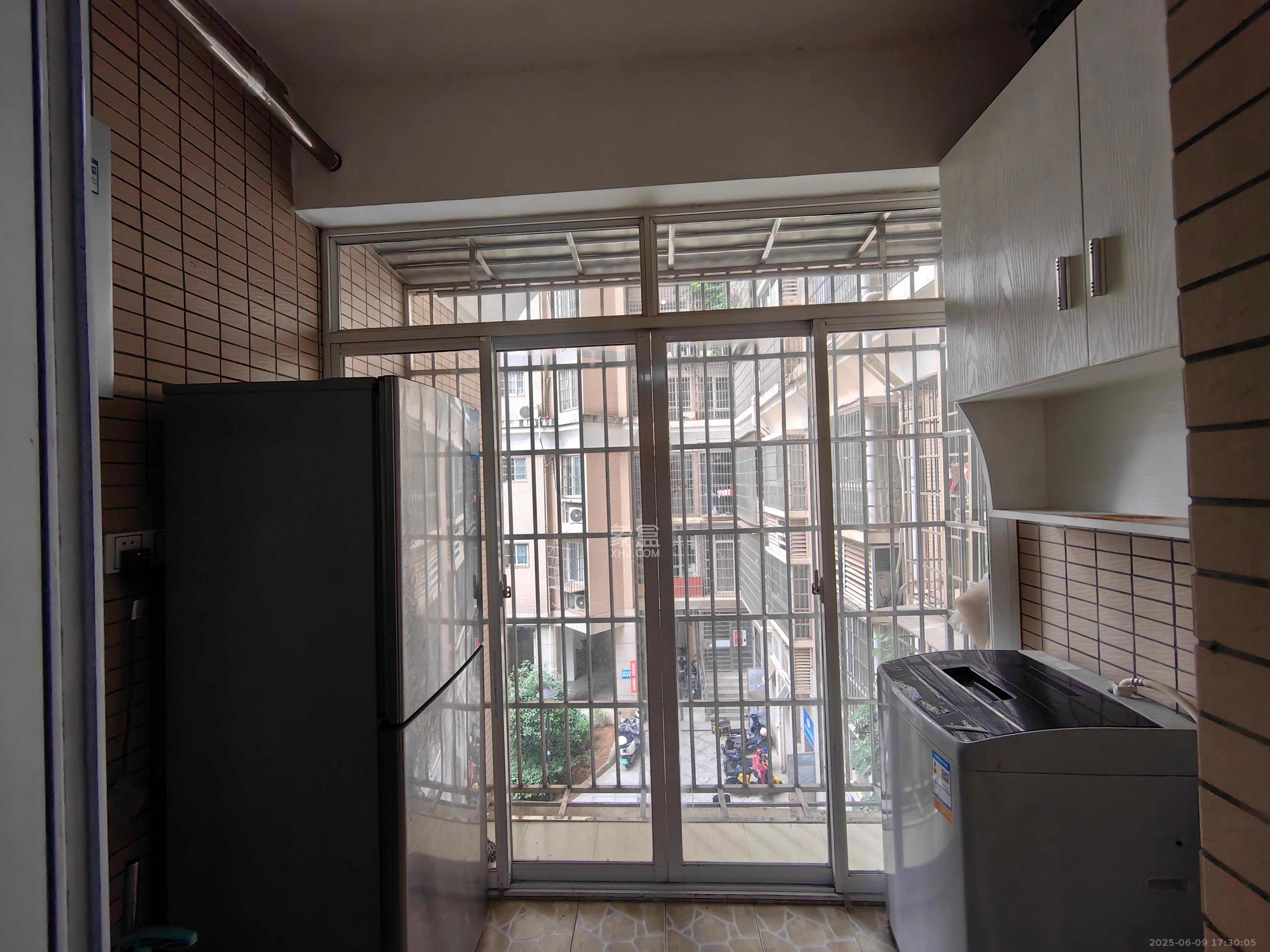 城市山水豪园(山水城市风景) 1室2厅1卫 2400.0元/月 城市山水豪园(山水城市风景) 1室2厅1卫 2400.0元/月室内图