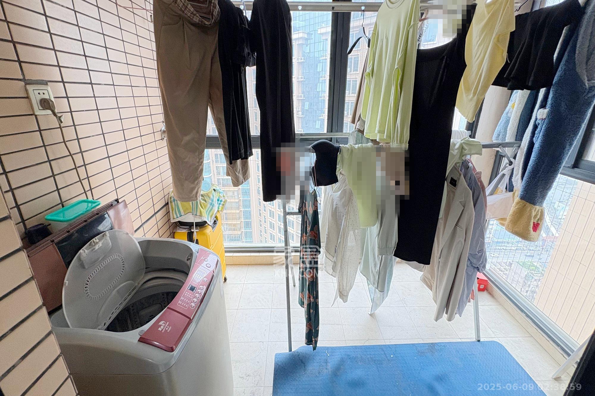 融圣国际  2室2厅1卫   96.00万阳台