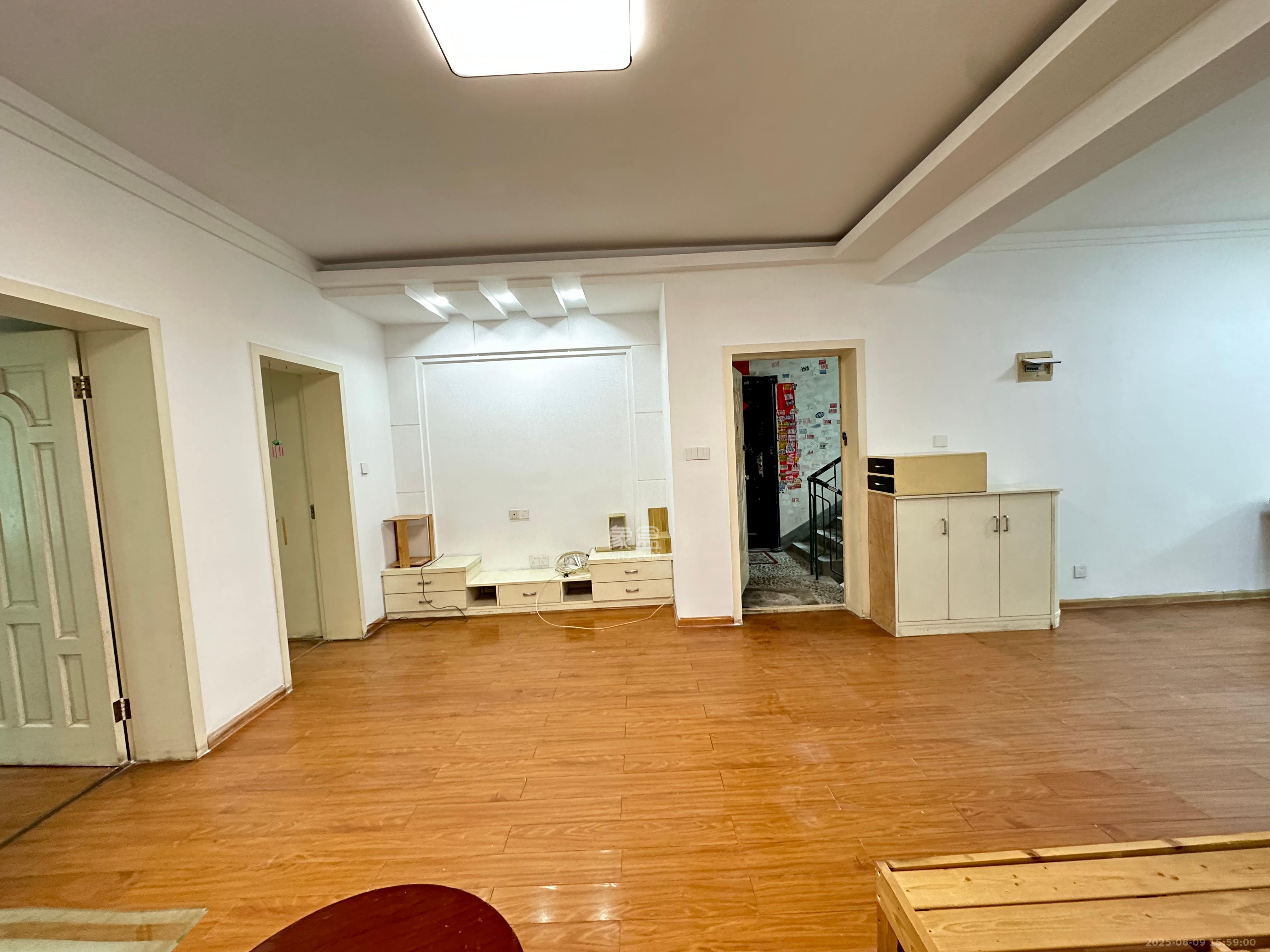 中南汽车世界 2室2厅1卫 1100.0元/月 中南汽车世界 2室2厅1卫 1100.0元/月室内图