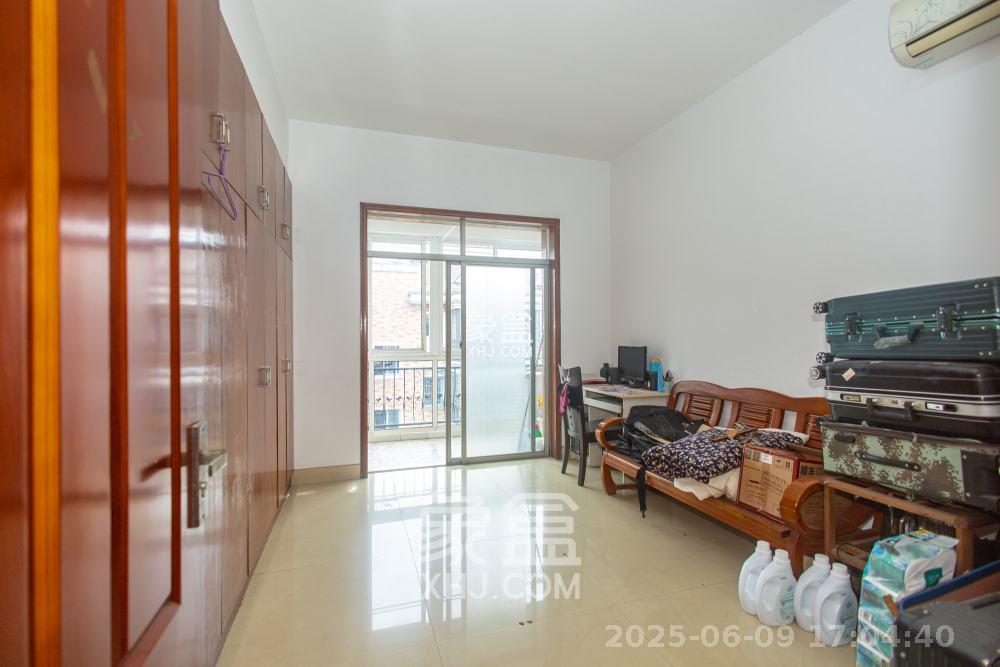 星沙商业步行街  3室2厅2卫    1800.0元/月 星沙商业步行街  3室2厅2卫    1800.0元/月