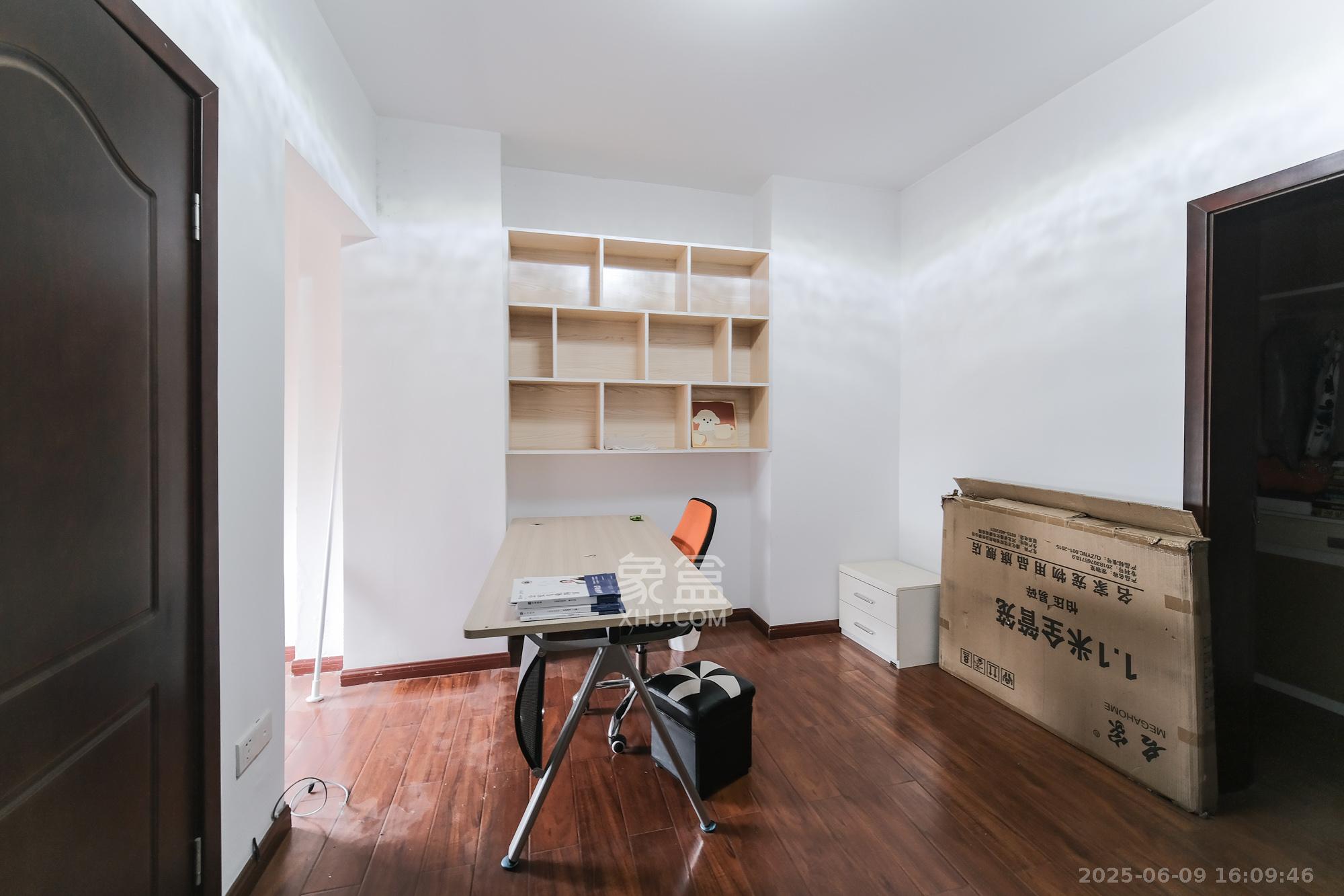 郡原居里  3室2厅3卫    63.0万 郡原居里  3室2厅3卫    63.0万卧室