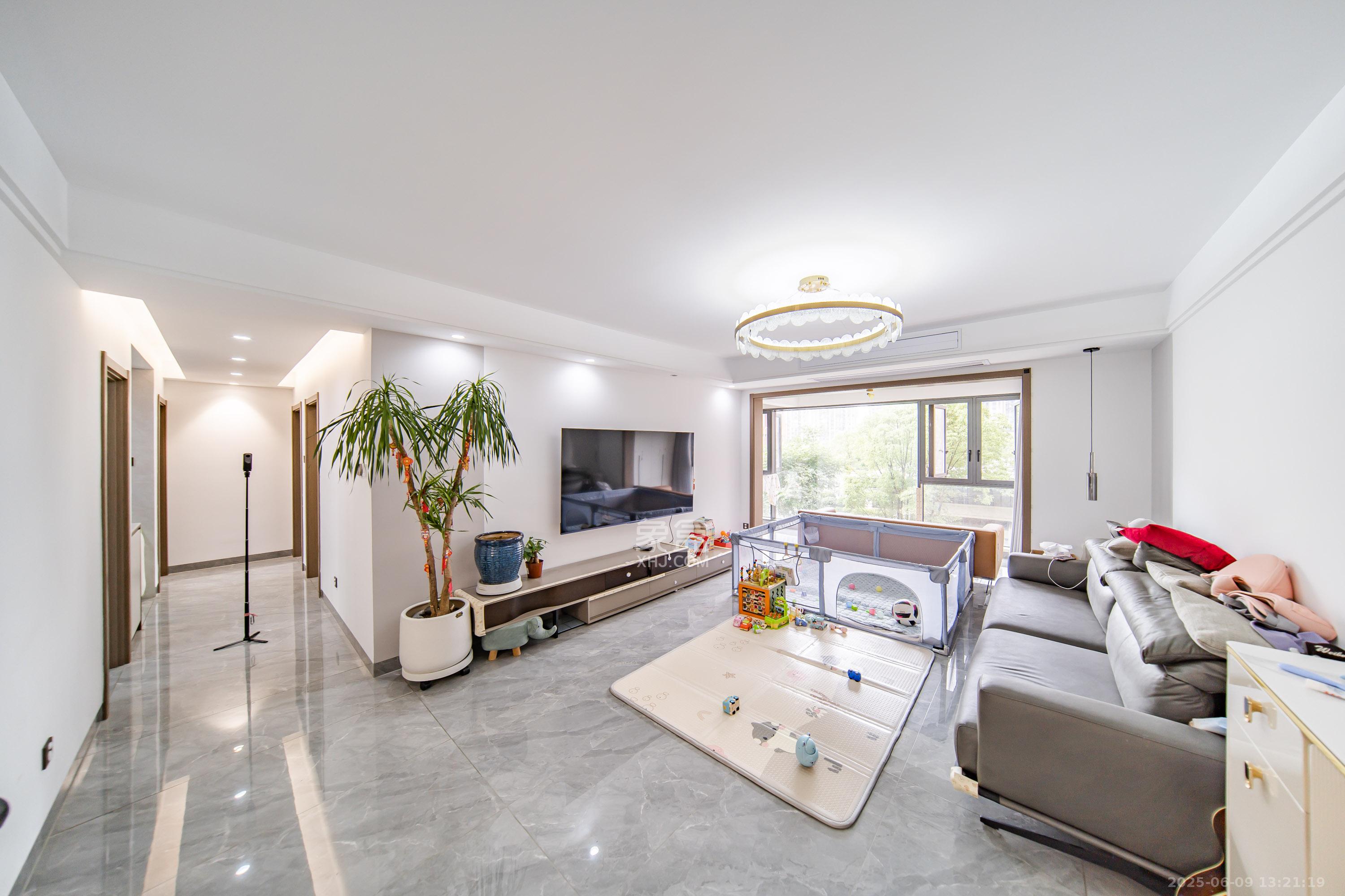 城发恒伟星雅韵(恒伟星辉苑) 4室2厅2卫 172.0万 城发恒伟星雅韵(恒伟星辉苑) 4室2厅2卫 172.0万客厅