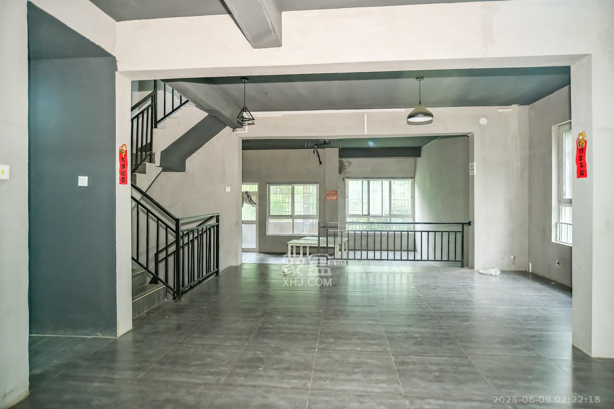 山水湾  5室2厅3卫    571.0万 山水湾  5室2厅3卫    571.0万客厅