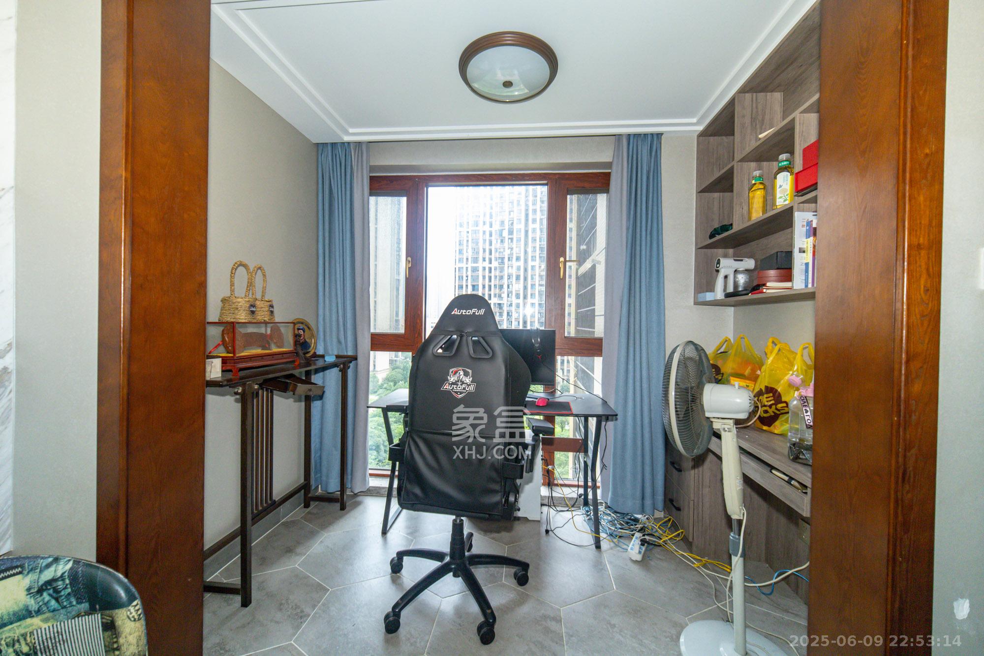 国泰九龙湾  4室2厅2卫    148.0万阳台