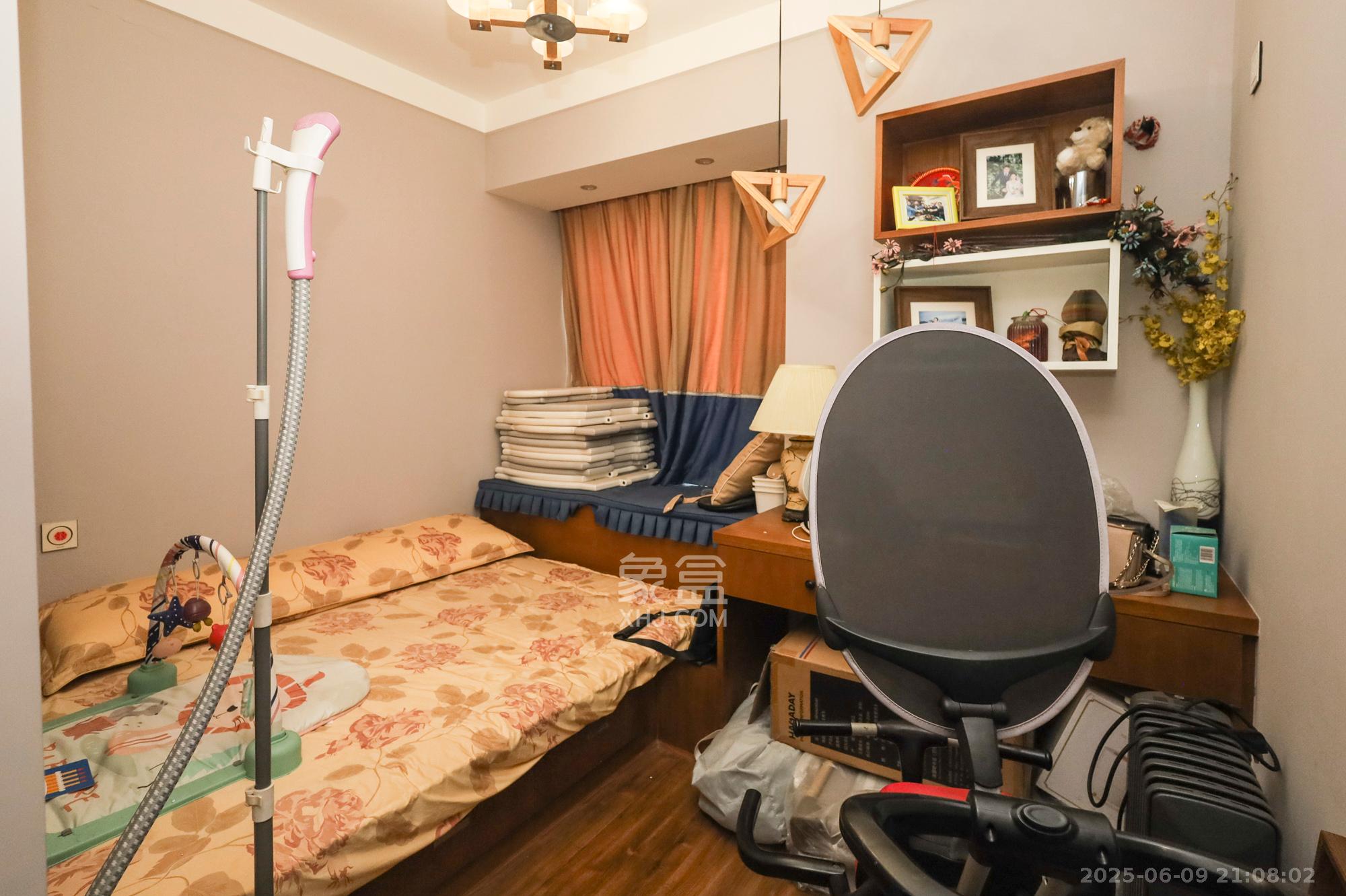 秀峰景园(领秀峰) 3室2厅2卫 110.0万 秀峰景园(领秀峰) 3室2厅2卫 110.0万卧室