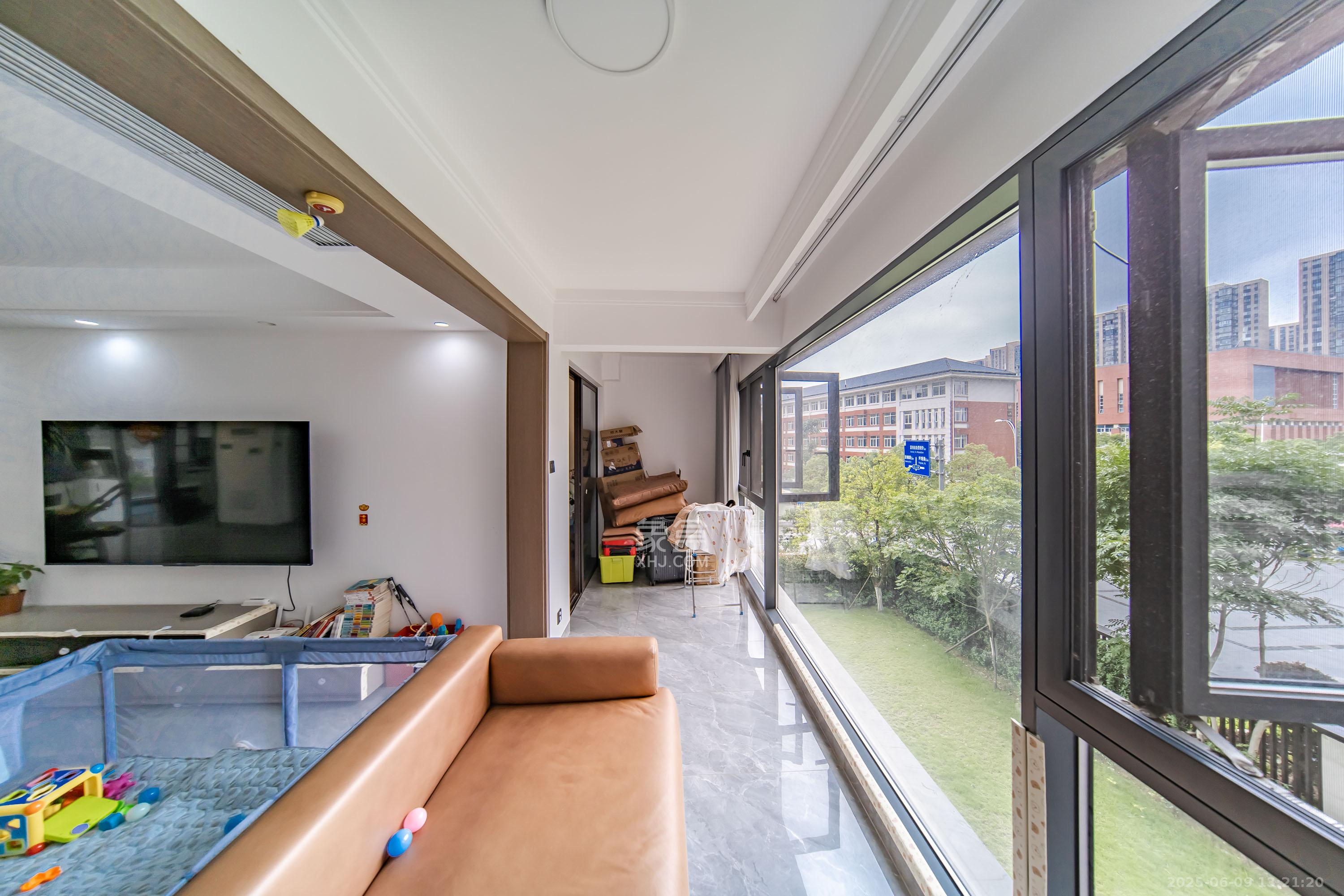 城发恒伟星雅韵(恒伟星辉苑) 4室2厅2卫 172.0万 城发恒伟星雅韵(恒伟星辉苑) 4室2厅2卫 172.0万阳台