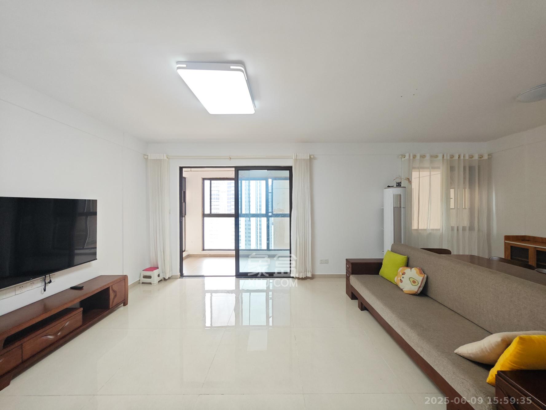 合能枫丹丽舍(柏悦名苑) 3室2厅2卫 130.0万 合能枫丹丽舍(柏悦名苑) 3室2厅2卫 130.0万客厅