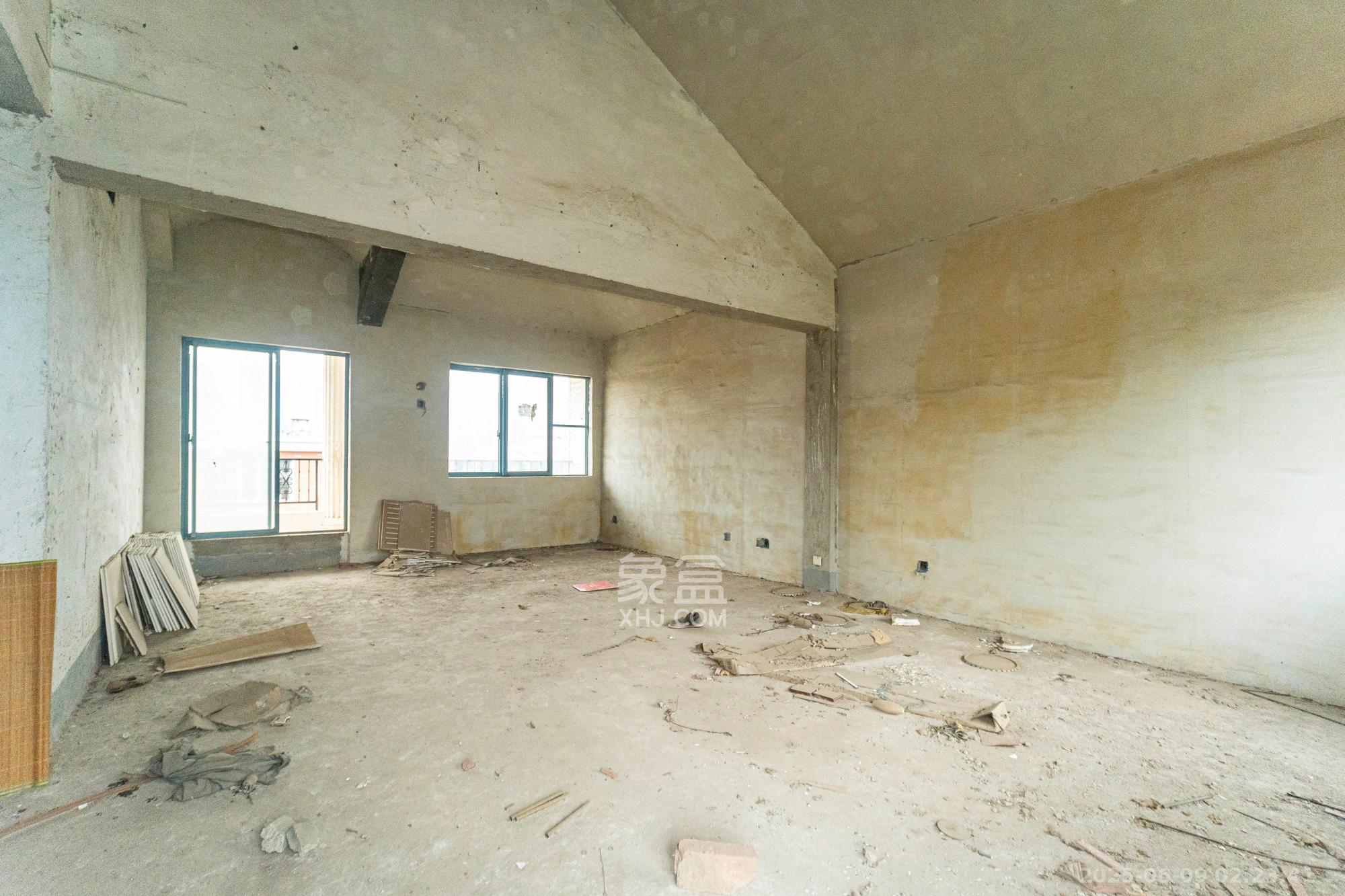 湘龙家园  6室2厅3卫    528.0万 湘龙家园  6室2厅3卫    528.0万客厅