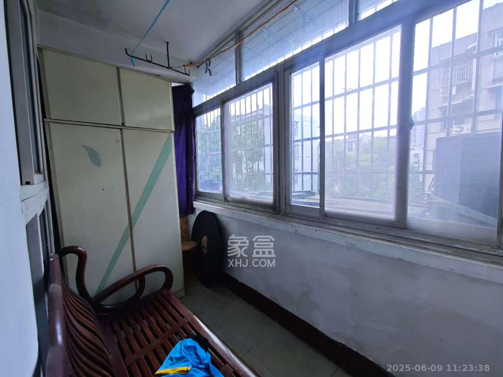 红花坡社区  1室1厅1卫    1200.0元/月 红花坡社区  1室1厅1卫    1200.0元/月室内图