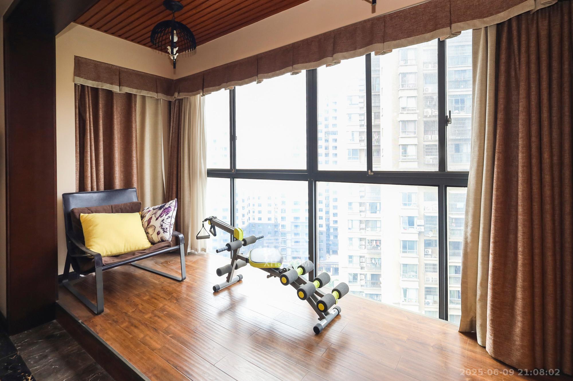 秀峰景园(领秀峰) 3室2厅2卫 110.0万 秀峰景园(领秀峰) 3室2厅2卫 110.0万阳台