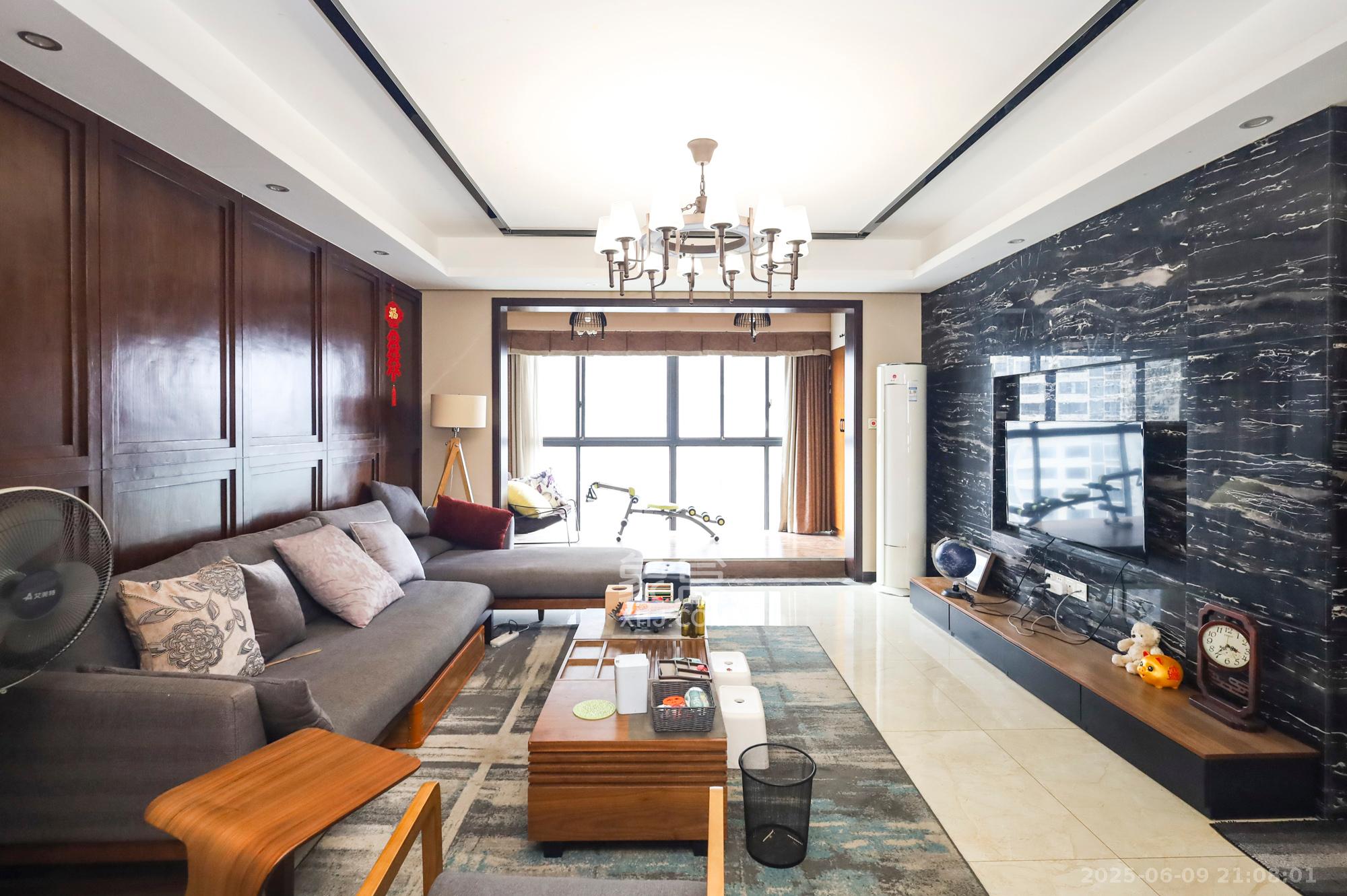 秀峰景园(领秀峰) 3室2厅2卫 110.0万 秀峰景园(领秀峰) 3室2厅2卫 110.0万客厅