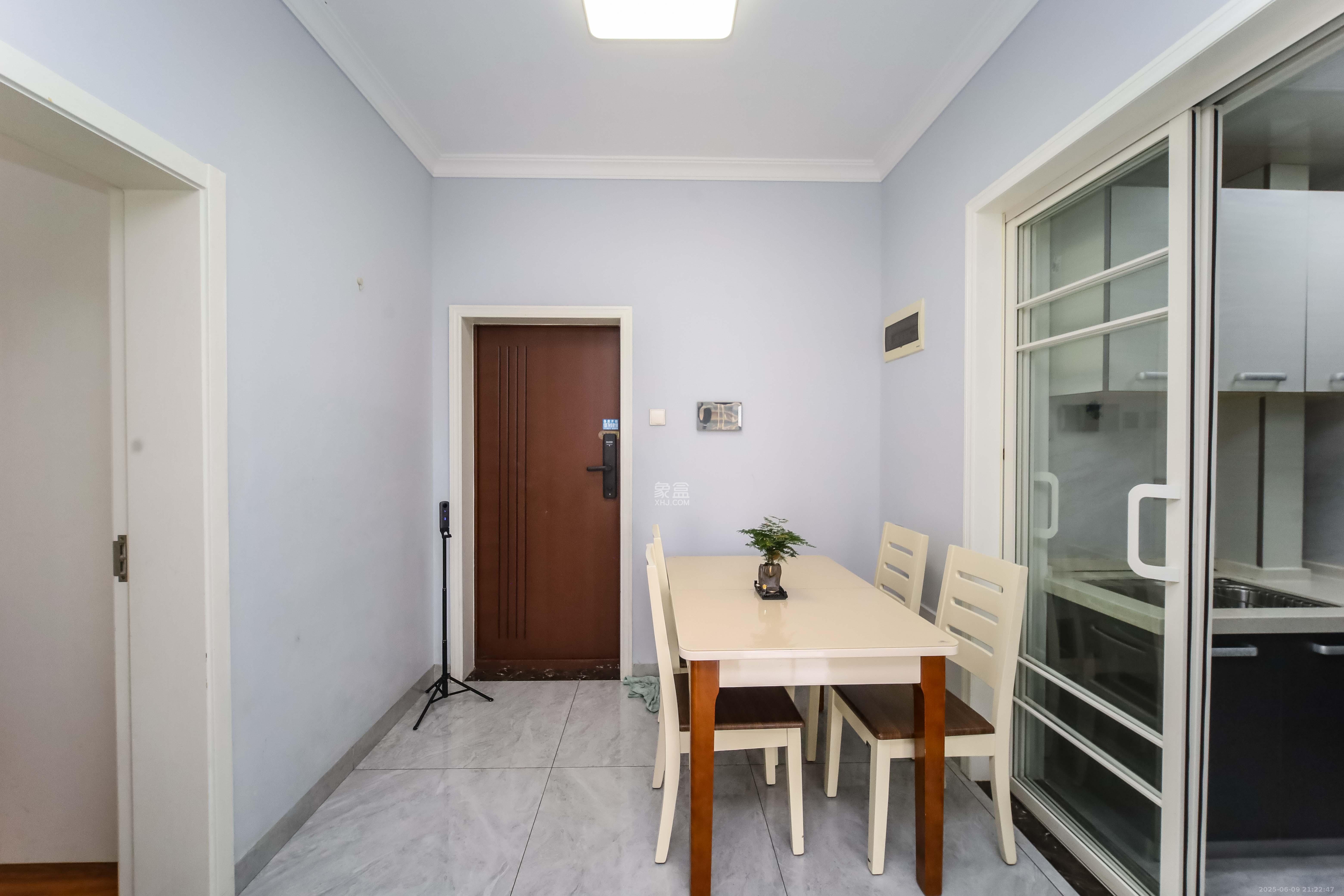 泊爱蓝湾  2室2厅1卫    84.0万客厅