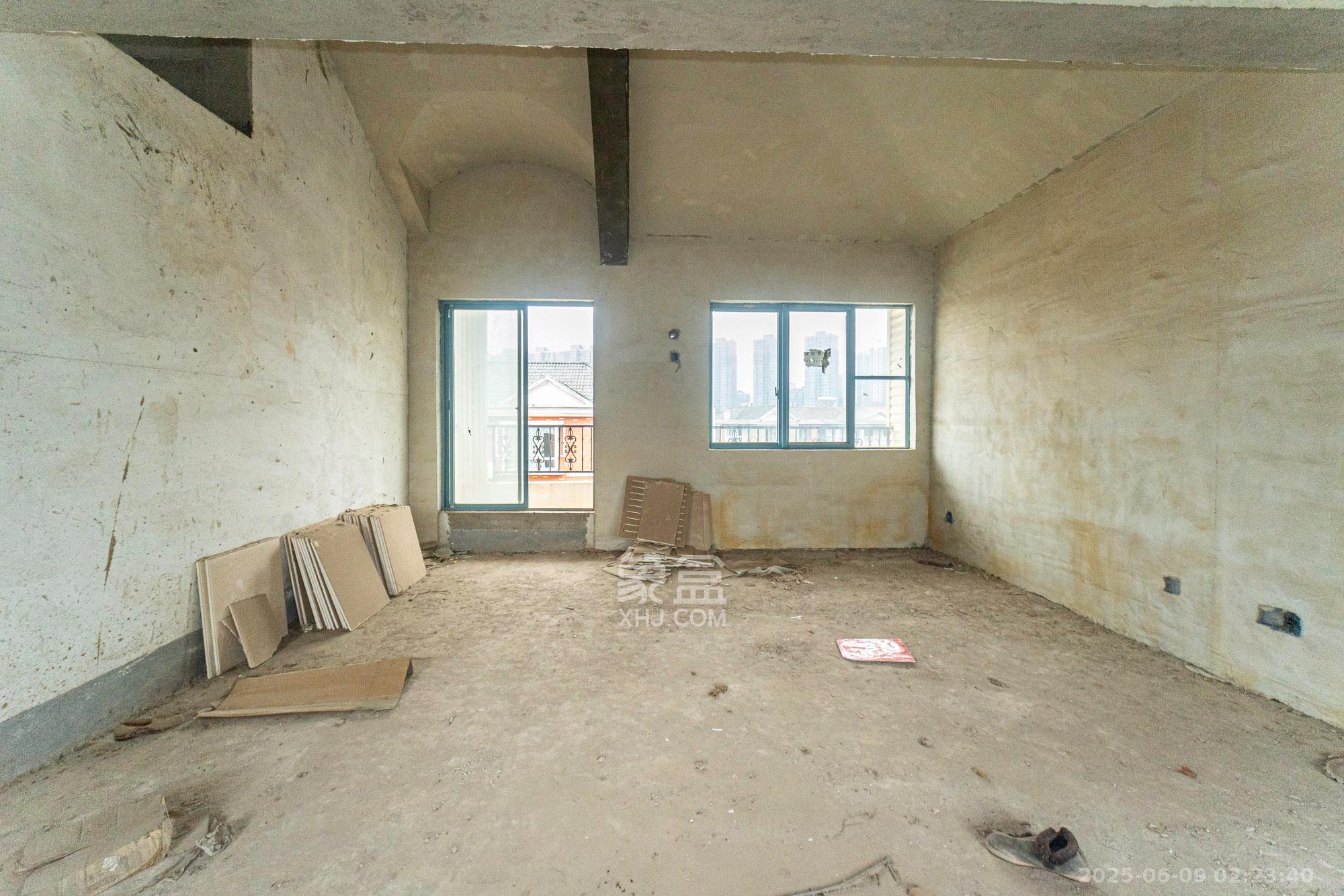 湘龙家园  6室2厅3卫    528.0万 湘龙家园  6室2厅3卫    528.0万客厅