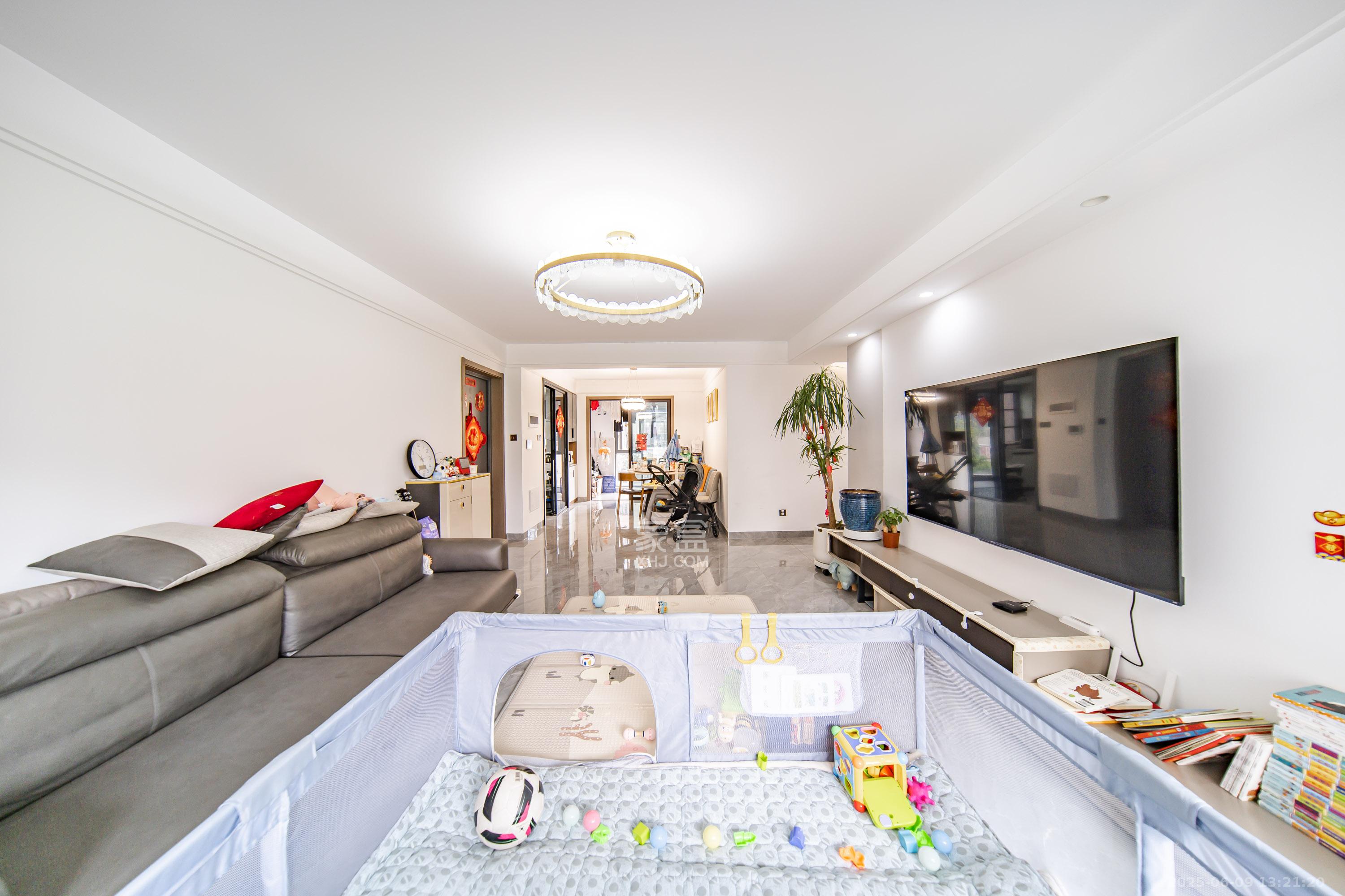 城发恒伟星雅韵(恒伟星辉苑) 4室2厅2卫 172.0万 城发恒伟星雅韵(恒伟星辉苑) 4室2厅2卫 172.0万客厅