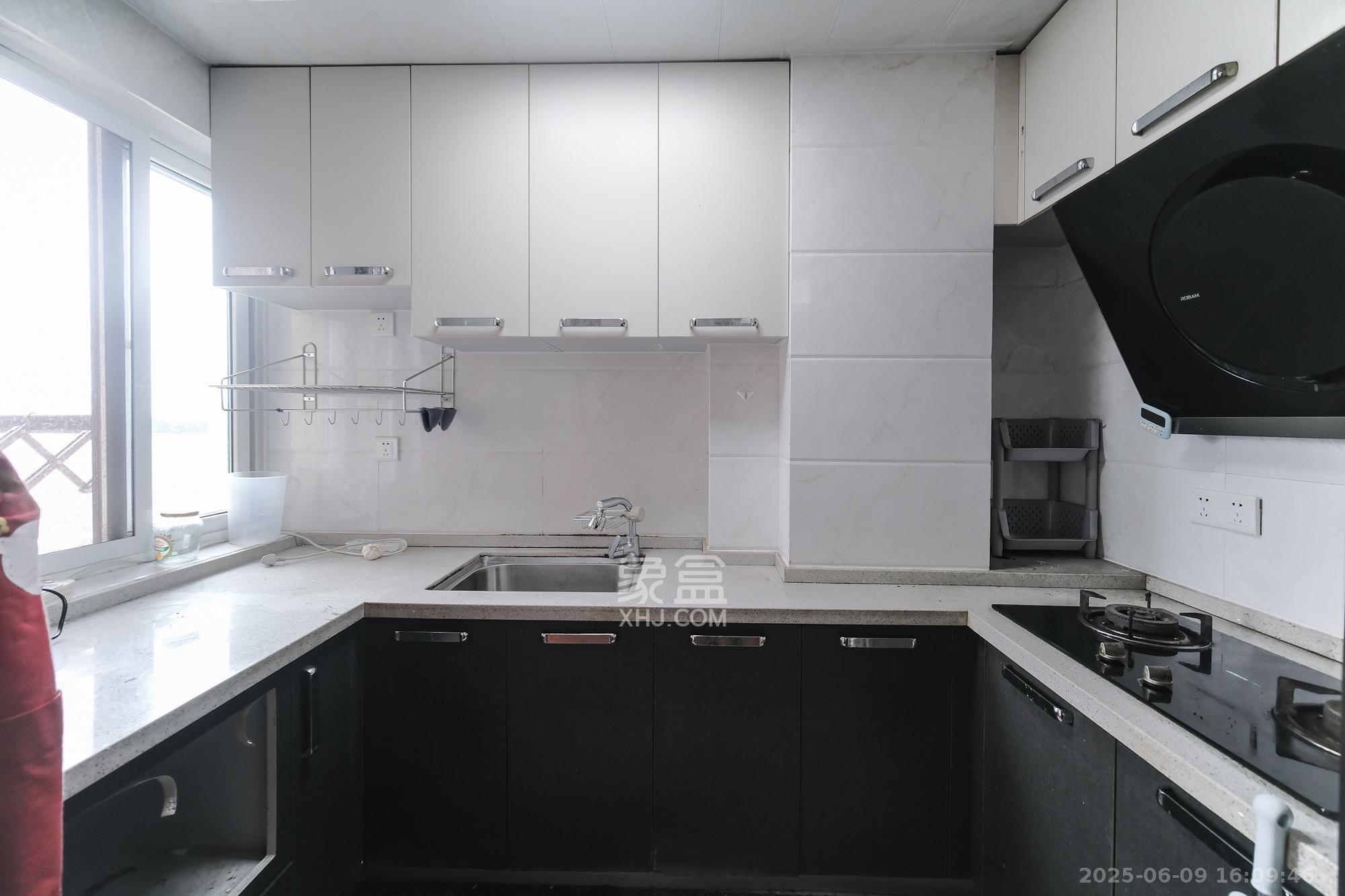 郡原居里  3室2厅3卫    63.0万 郡原居里  3室2厅3卫    63.0万厨房