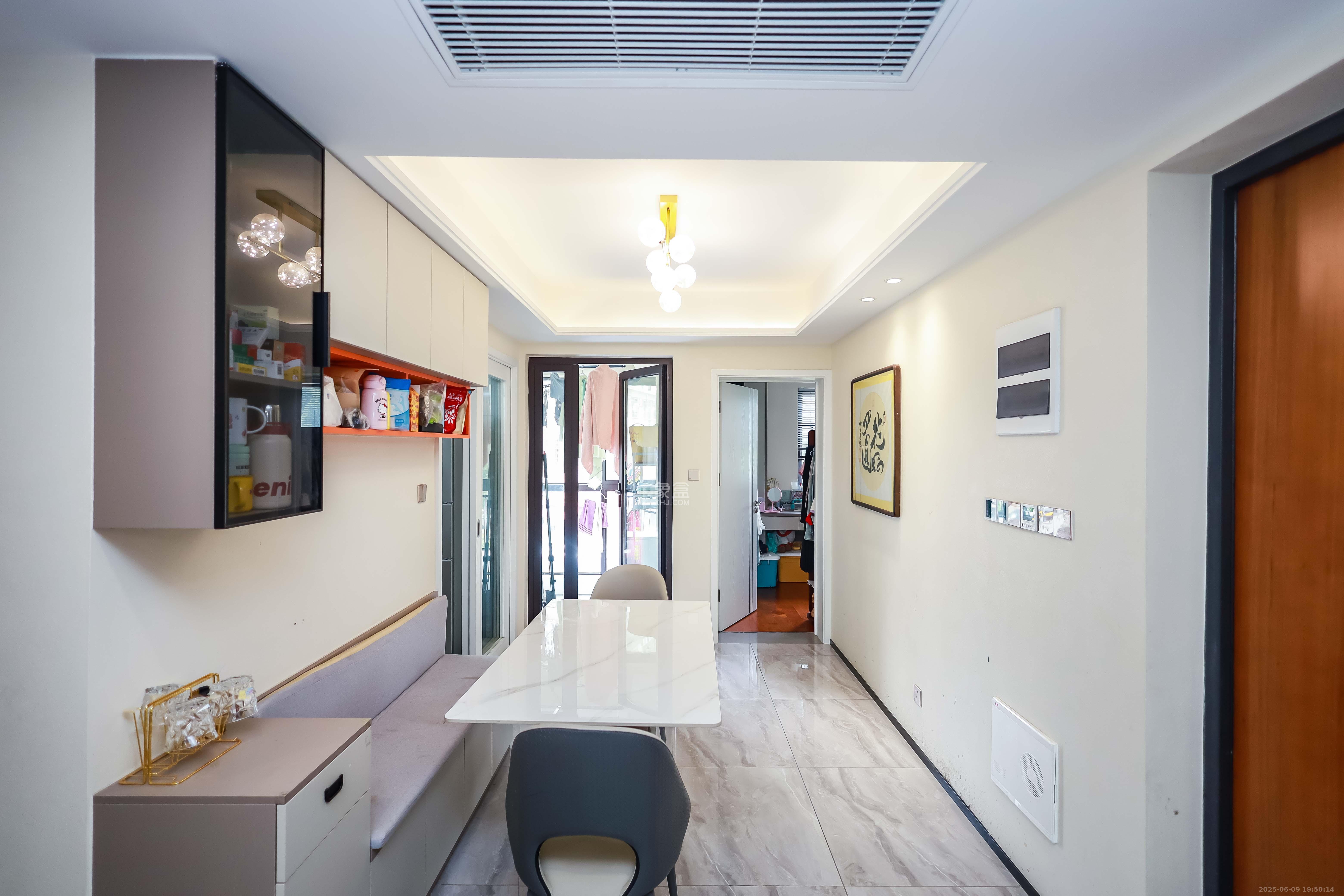 金基芳华 3室2厅2卫 110.0万 金基芳华 3室2厅2卫 110.0万客厅