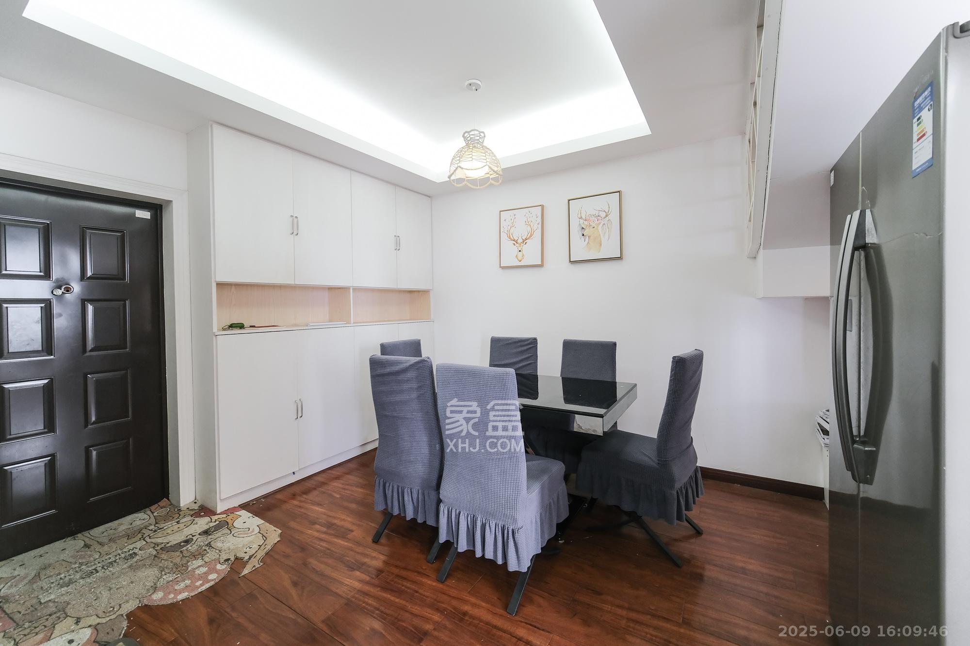 郡原居里  3室2厅3卫    63.0万 郡原居里  3室2厅3卫    63.0万客厅