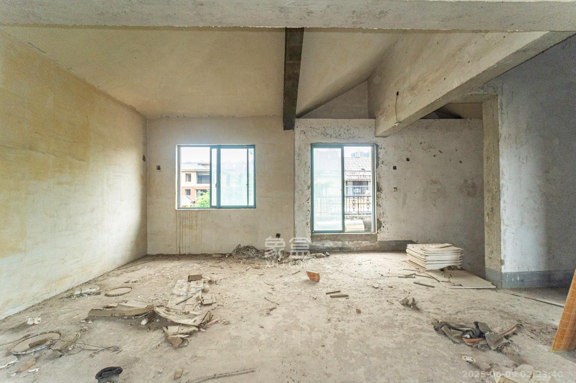 湘龙家园  6室2厅3卫    528.0万 湘龙家园  6室2厅3卫    528.0万客厅