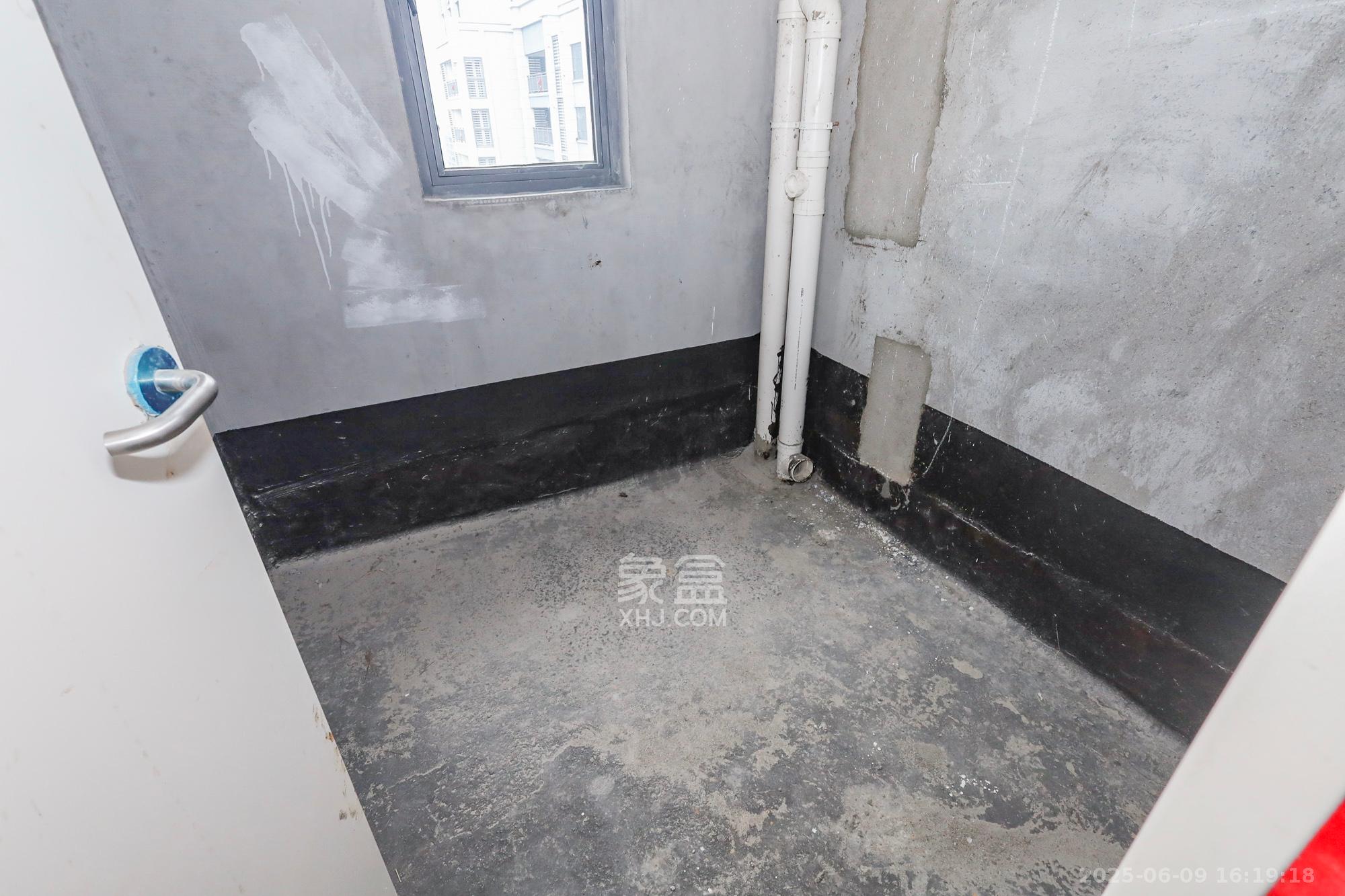 诺德滨江逸园（中铁逸园）  4室2厅2卫   152.80万卫生间